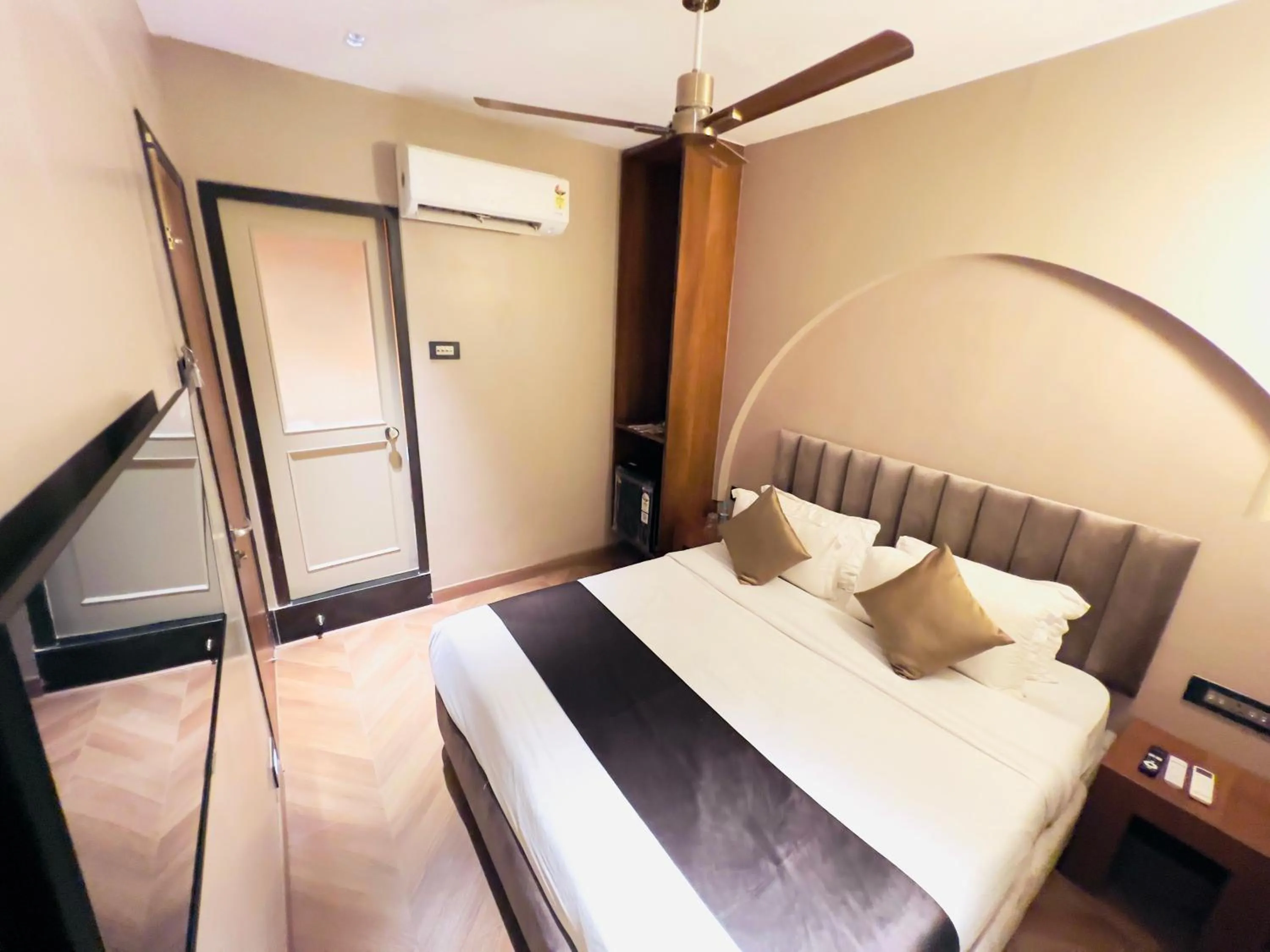 Bed in Hotel White Pearl - Colaba Mumbai