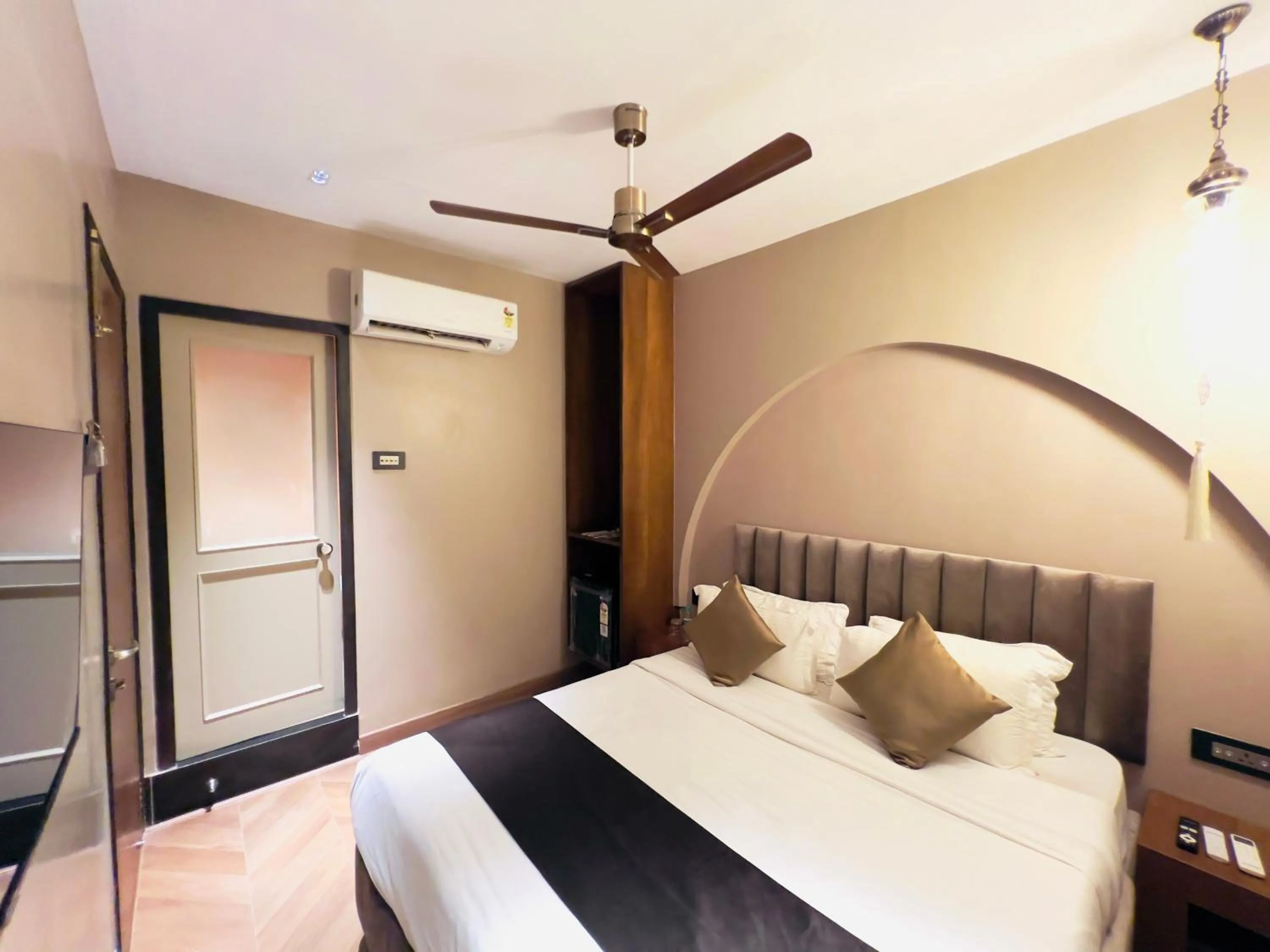 Bed in Hotel White Pearl - Colaba Mumbai