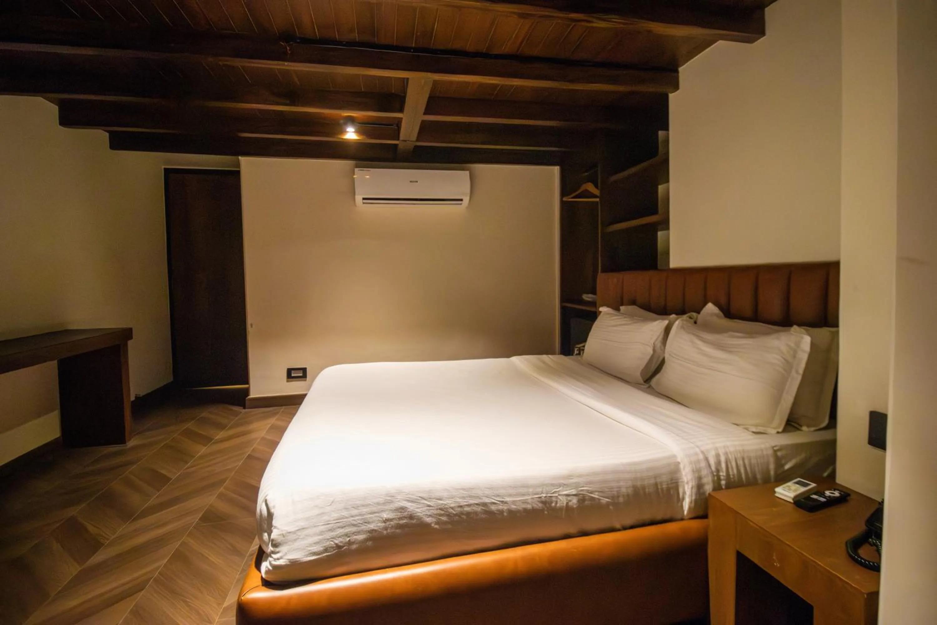 Bed in Hotel White Pearl - Colaba Mumbai