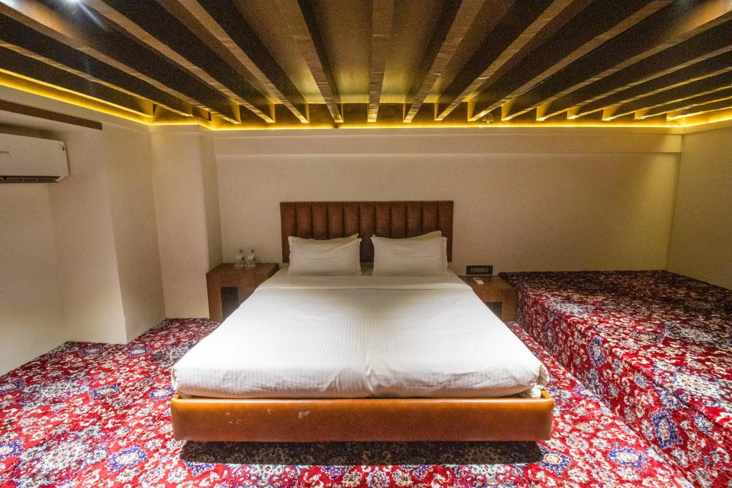 Bed in Hotel White Pearl - Colaba Mumbai