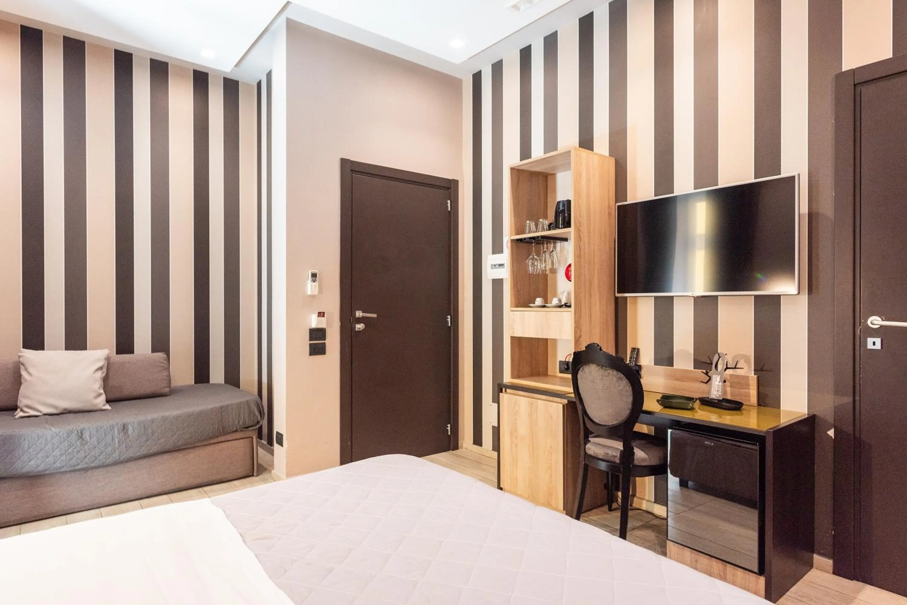 Photo of the whole room, Bed in Neapolis Lifestyle