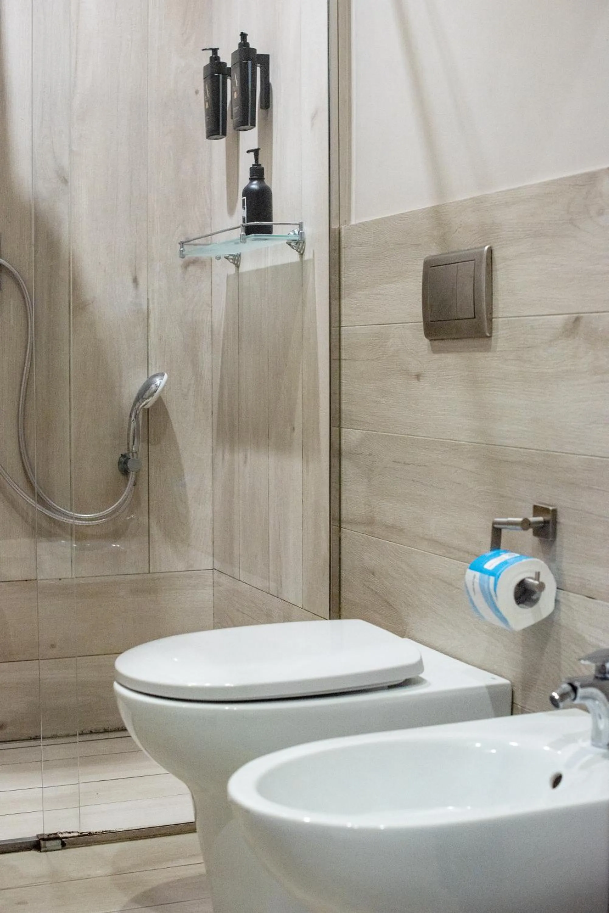 Shower in Neapolis Lifestyle