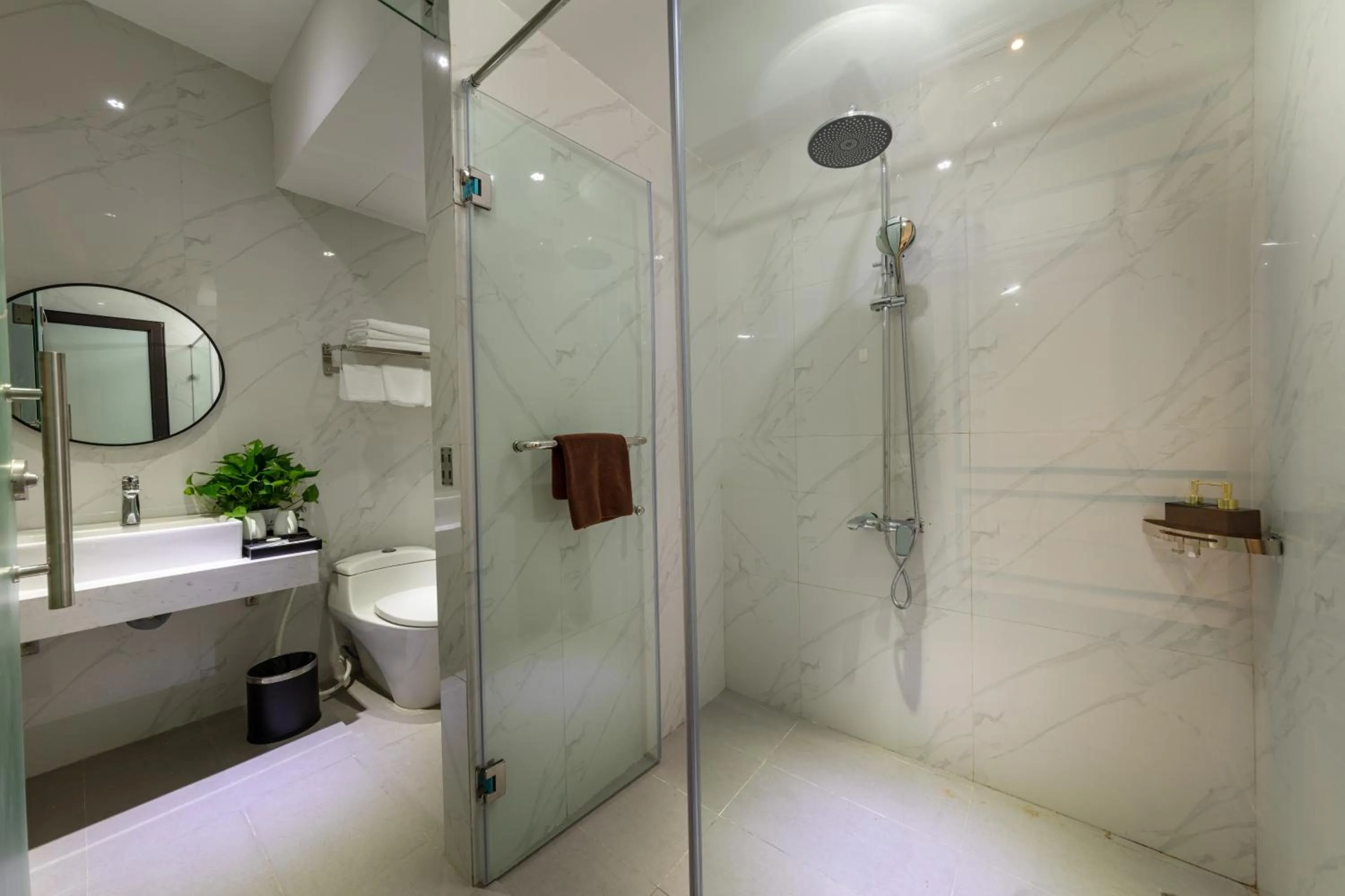 Bathroom in Azen Lakeside Hotel & Travel