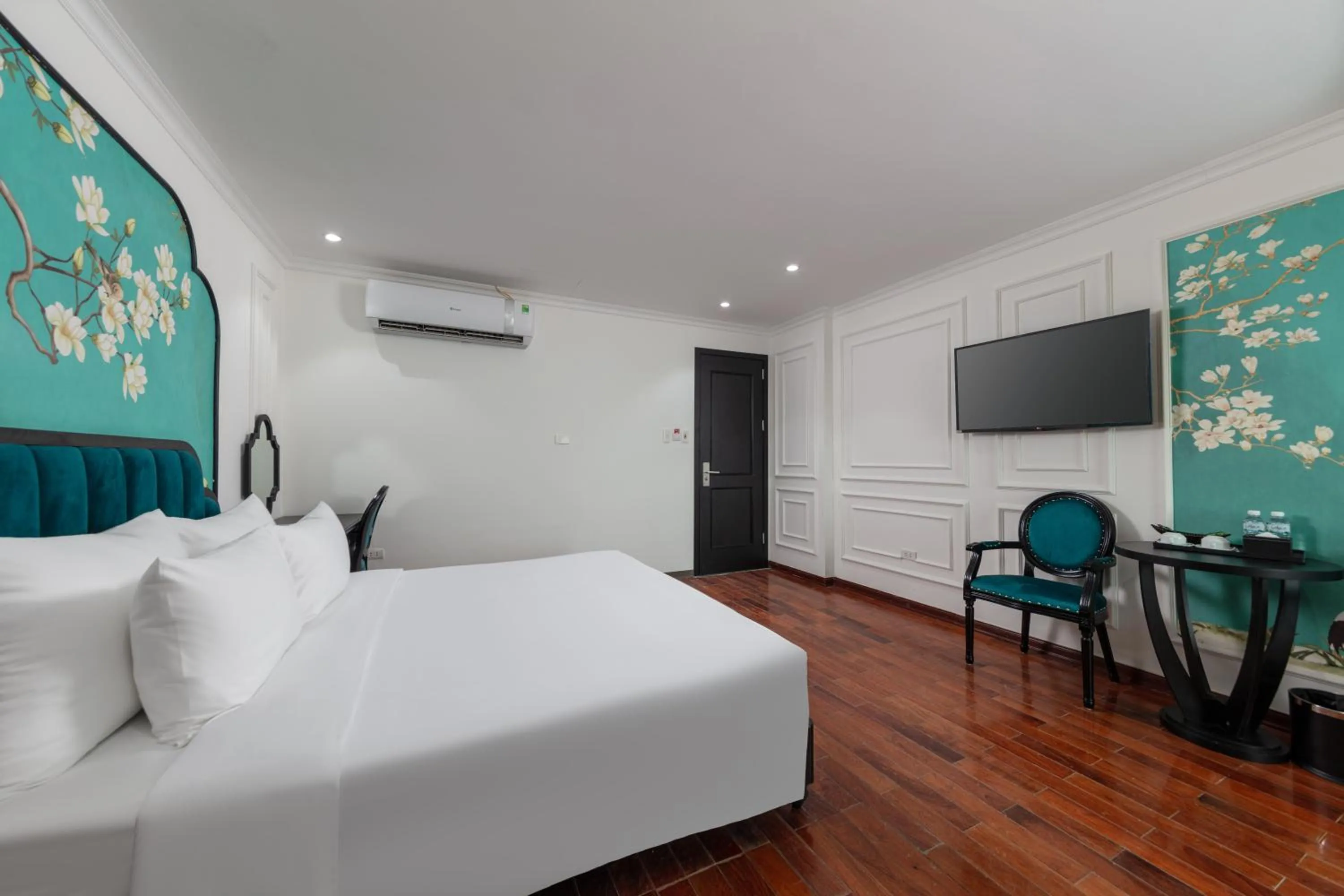 Communal lounge/ TV room, Bed in Azen Lakeside Hotel & Travel