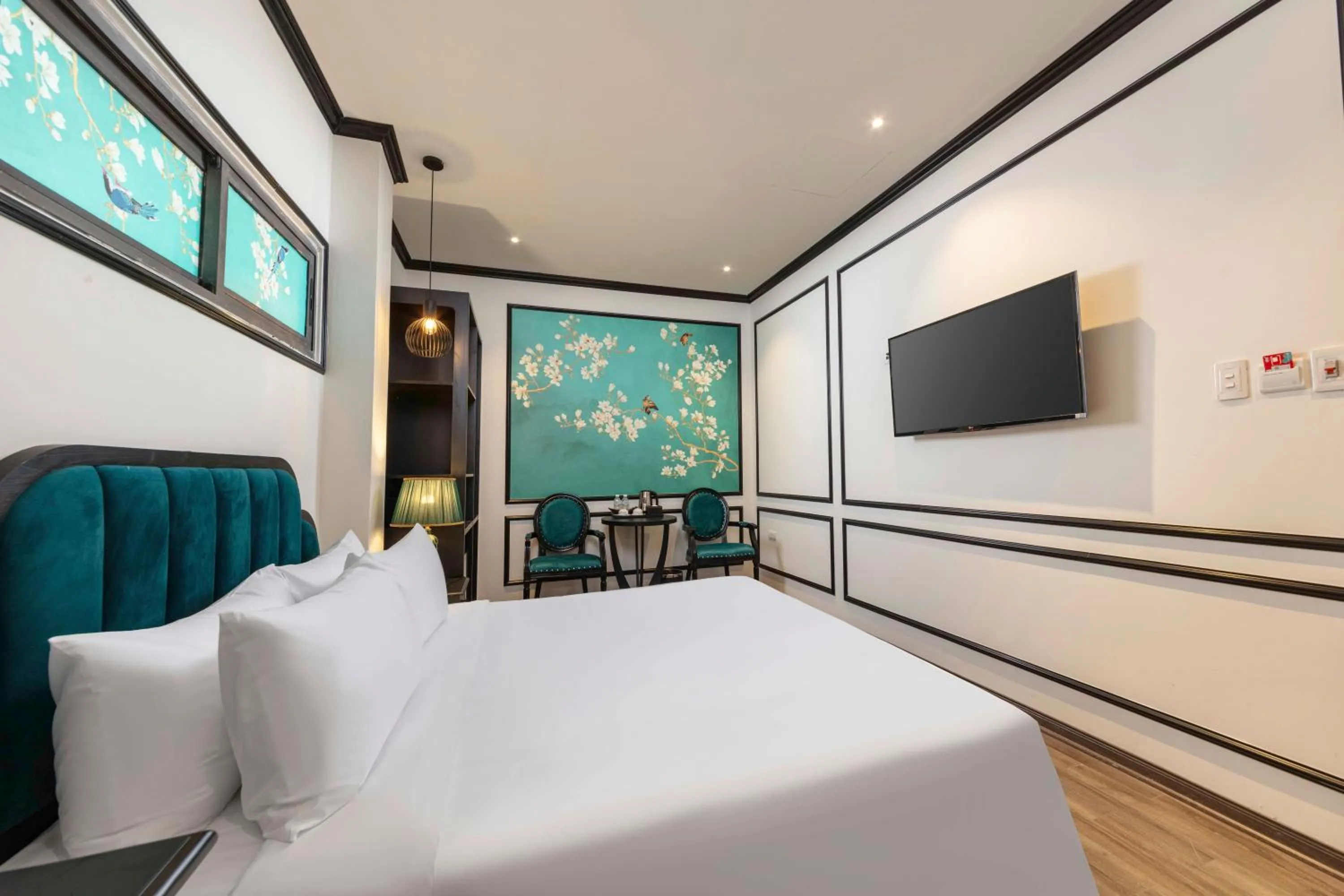 Bed in Azen Lakeside Hotel & Travel