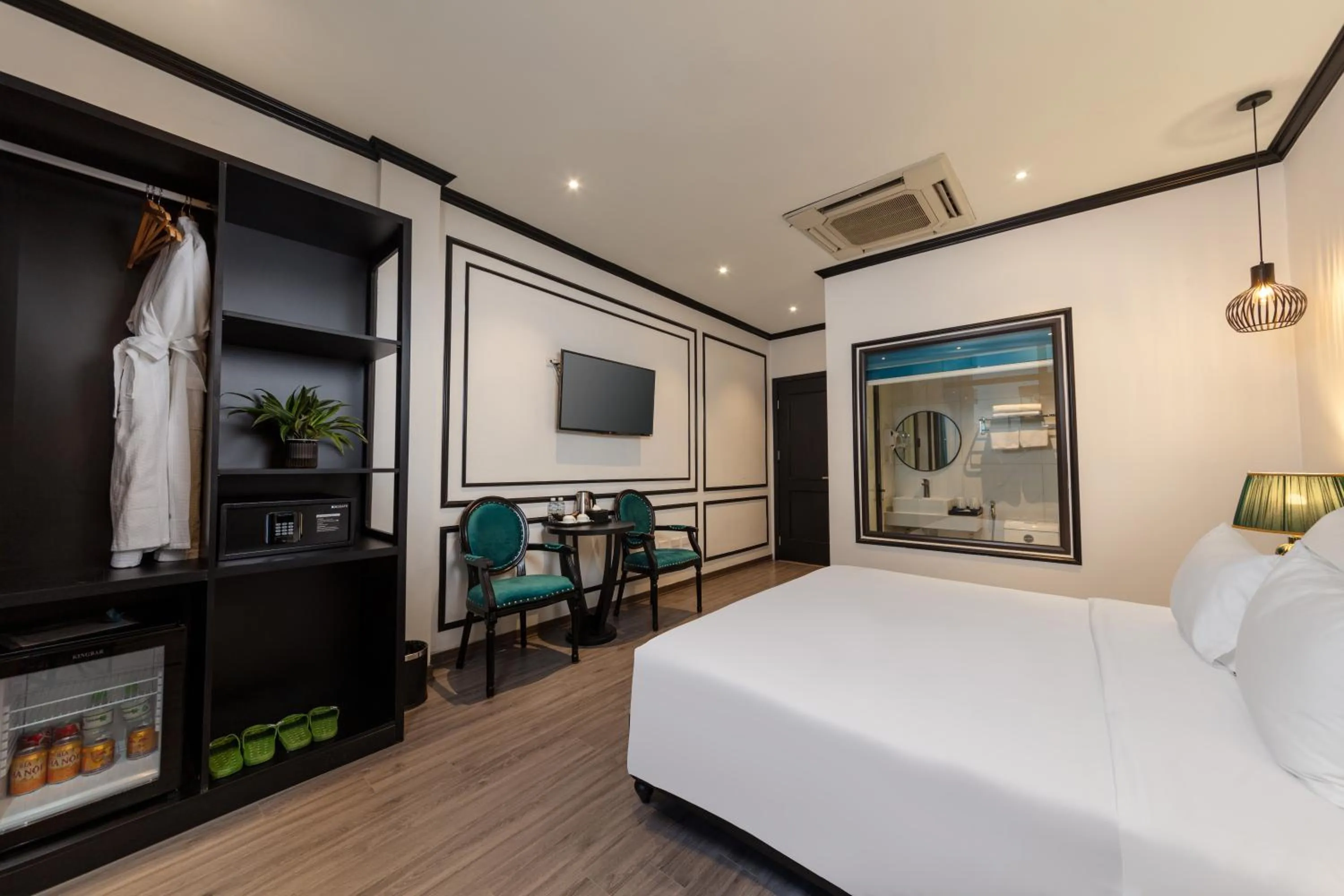 Communal lounge/ TV room, Bed in Azen Lakeside Hotel & Travel