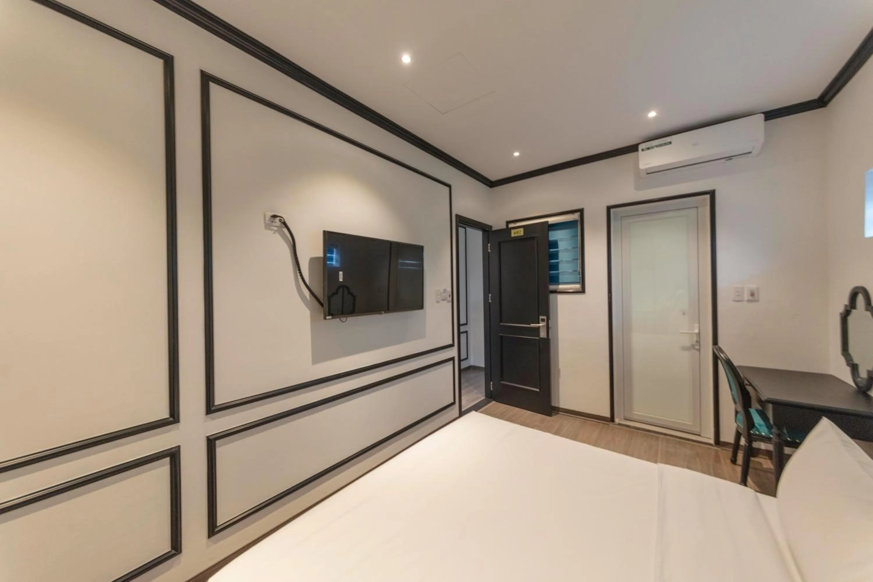 Bed in Azen Lakeside Hotel & Travel