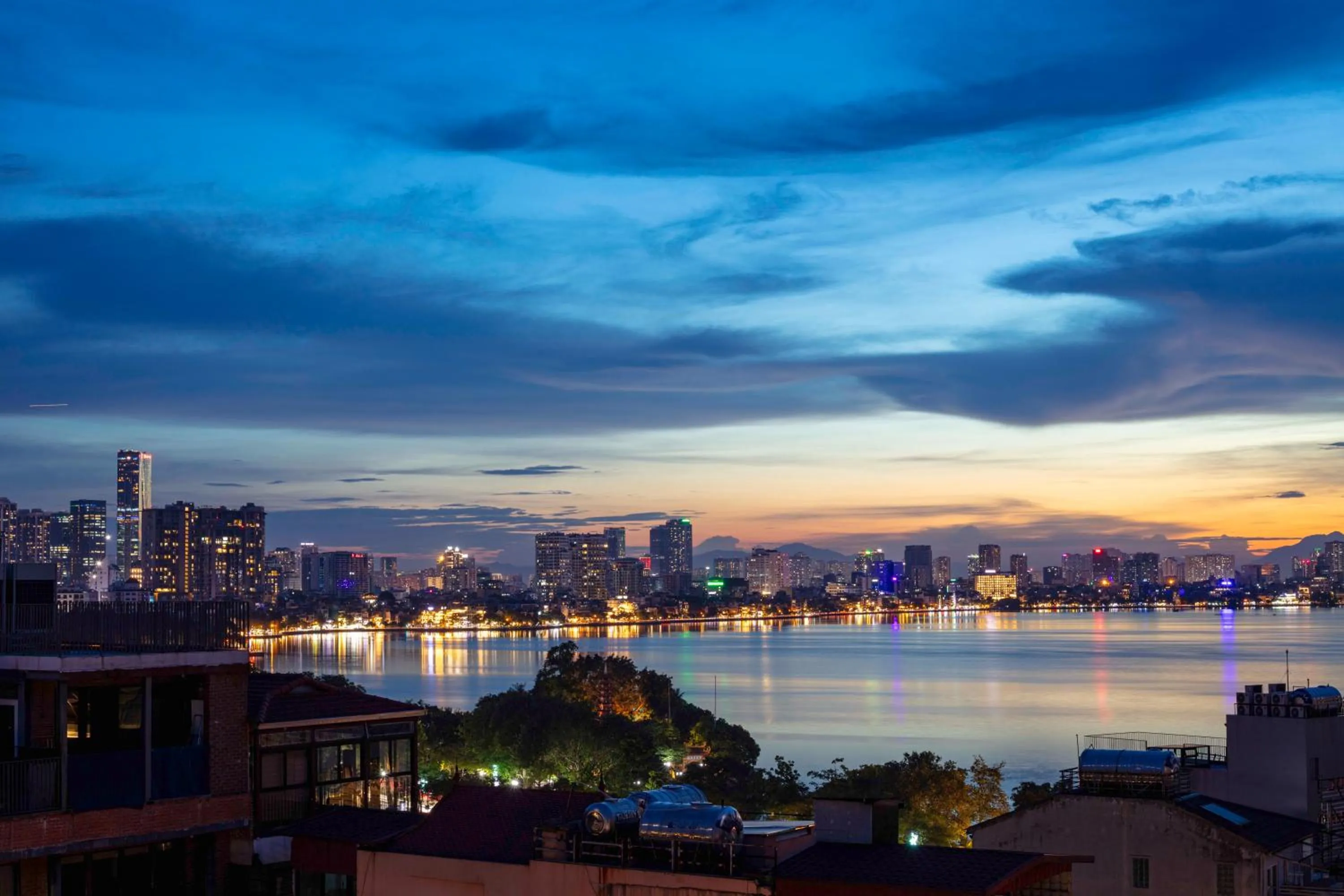 Restaurant/places to eat in Azen Lakeside Hotel & Travel