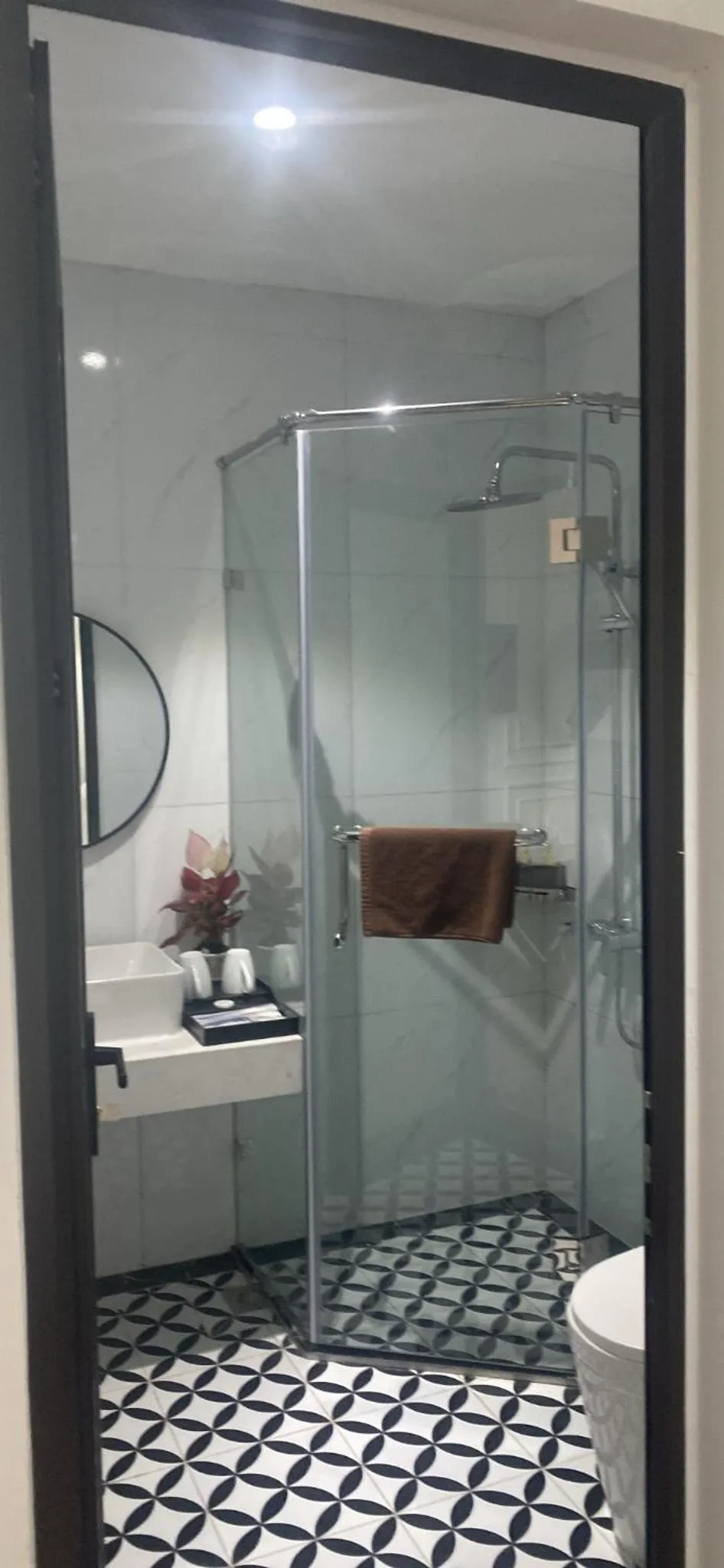 Bathroom in Azen Lakeside Hotel & Travel