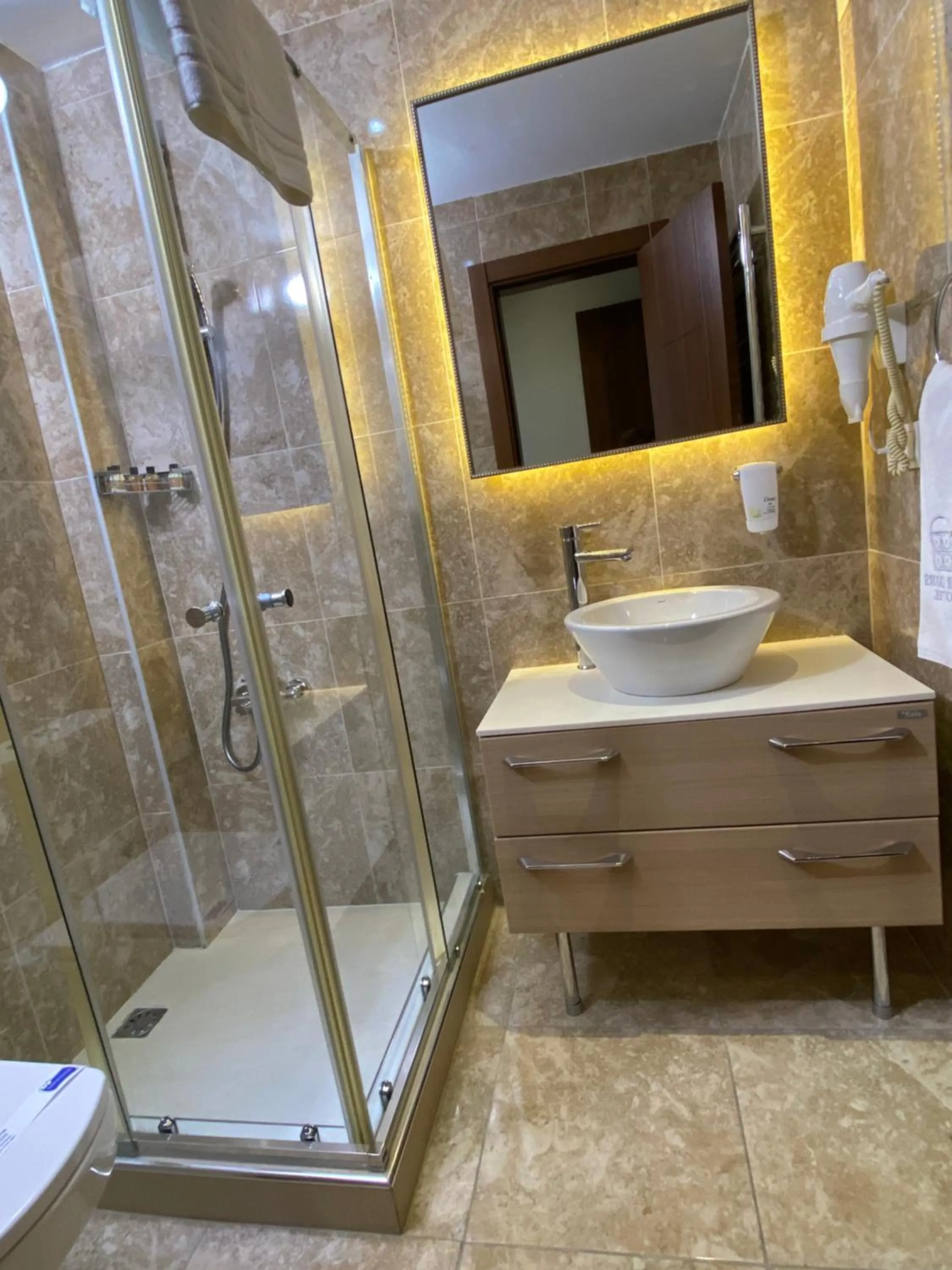 Shower in Four Doors Hotel