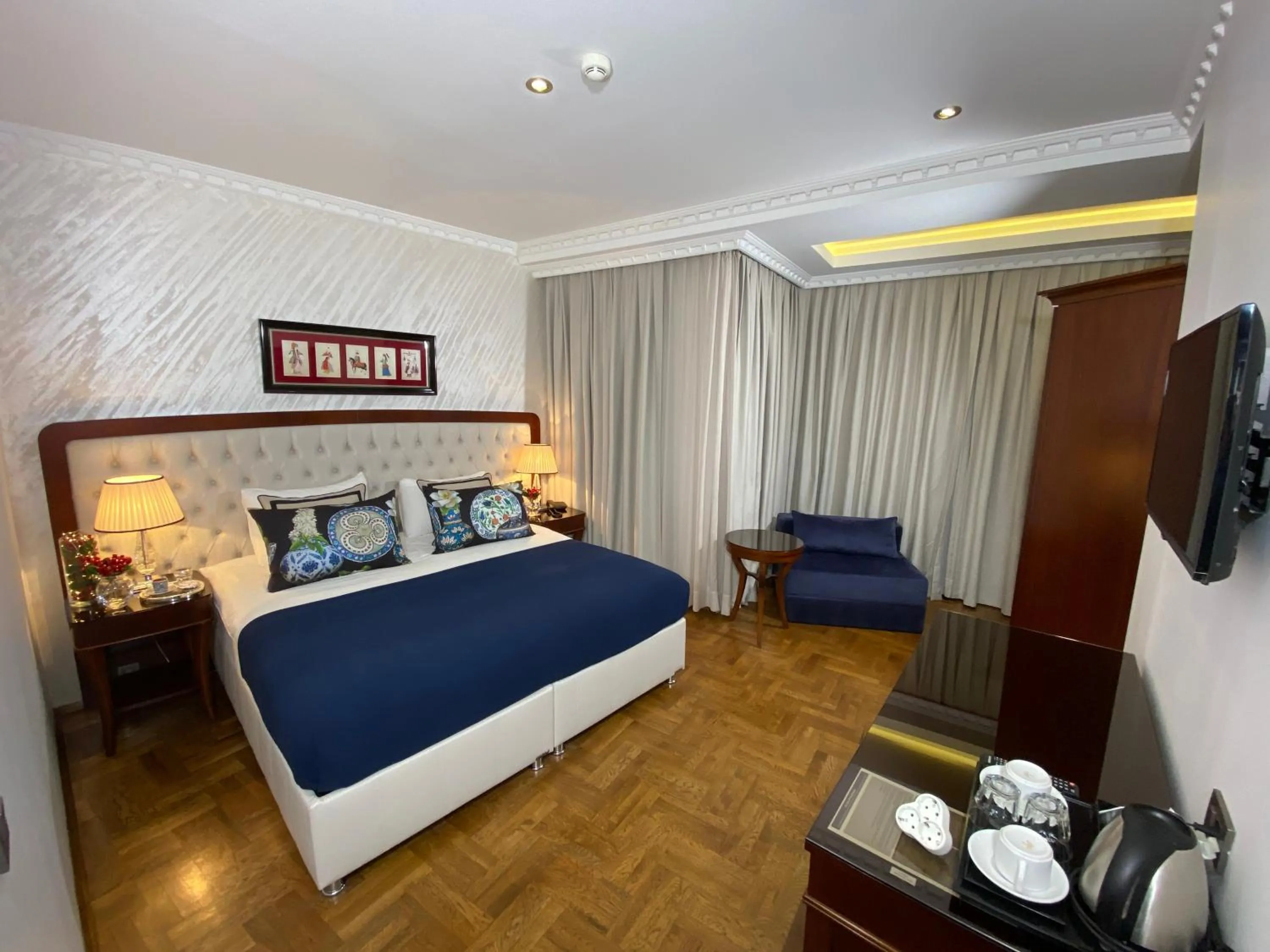 Photo of the whole room, Bed in Four Doors Hotel