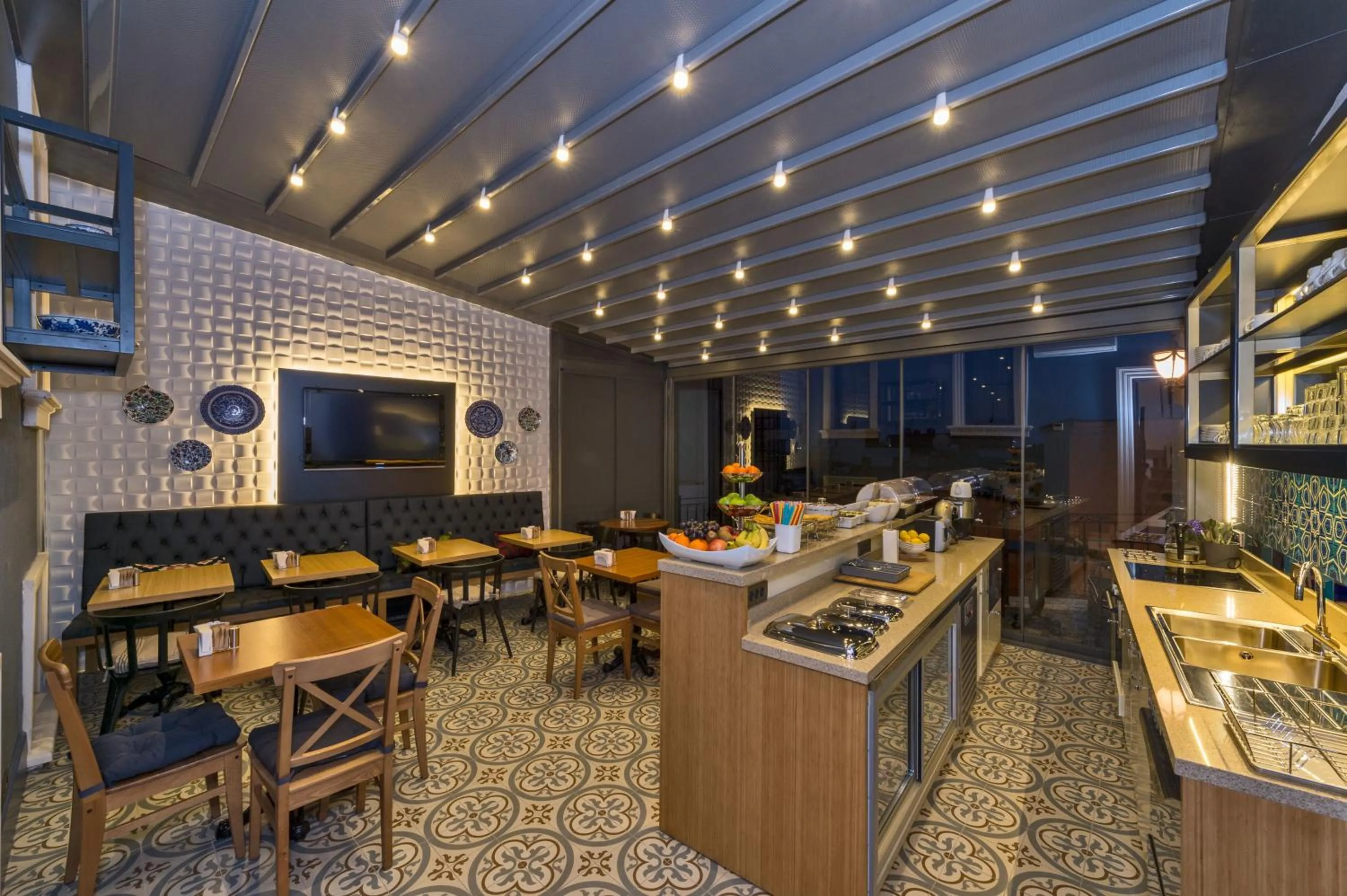 Restaurant/places to eat in Four Doors Hotel