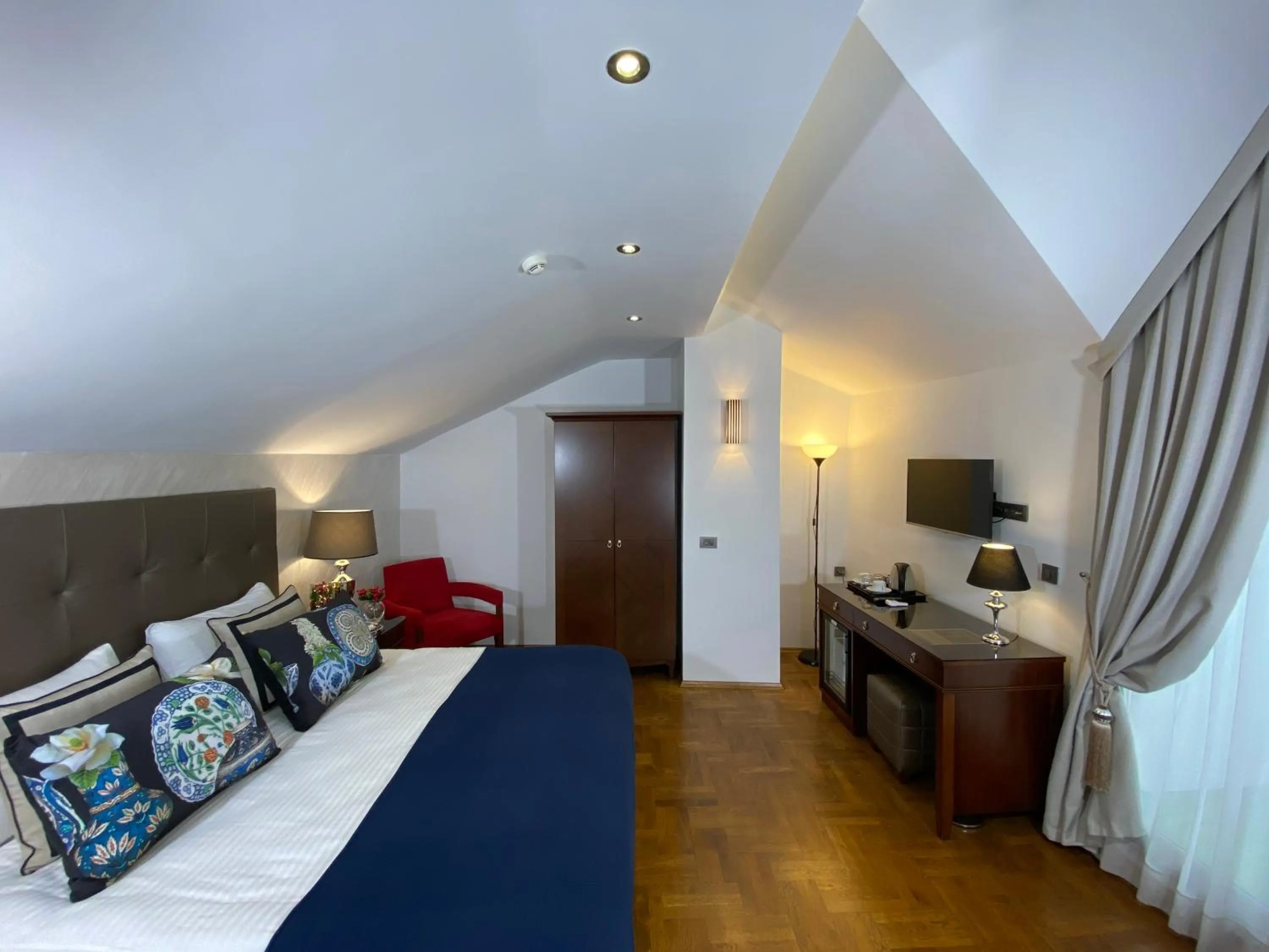 Photo of the whole room, Bed in Four Doors Hotel