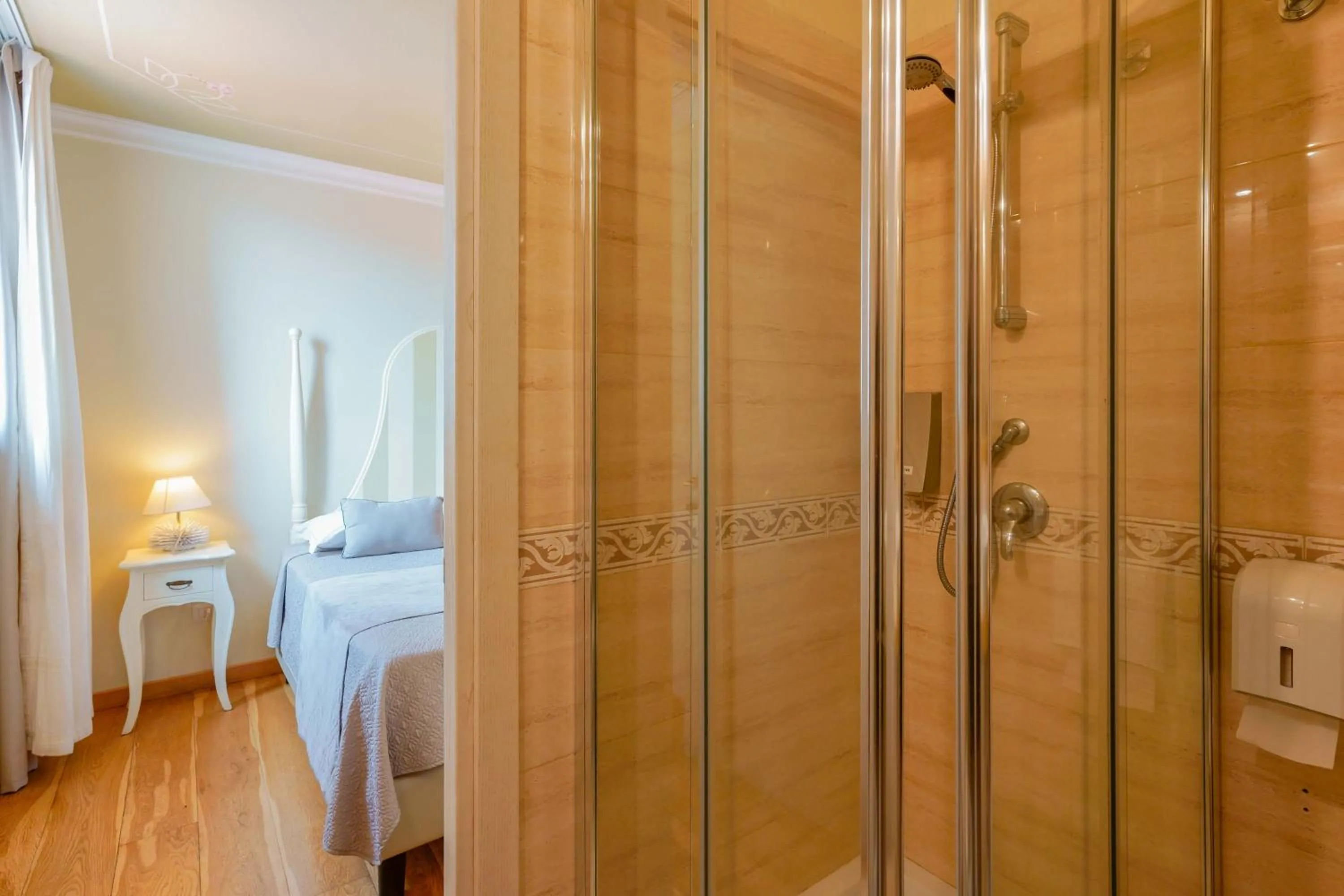 Shower, Bed in Palazzo Pischedda