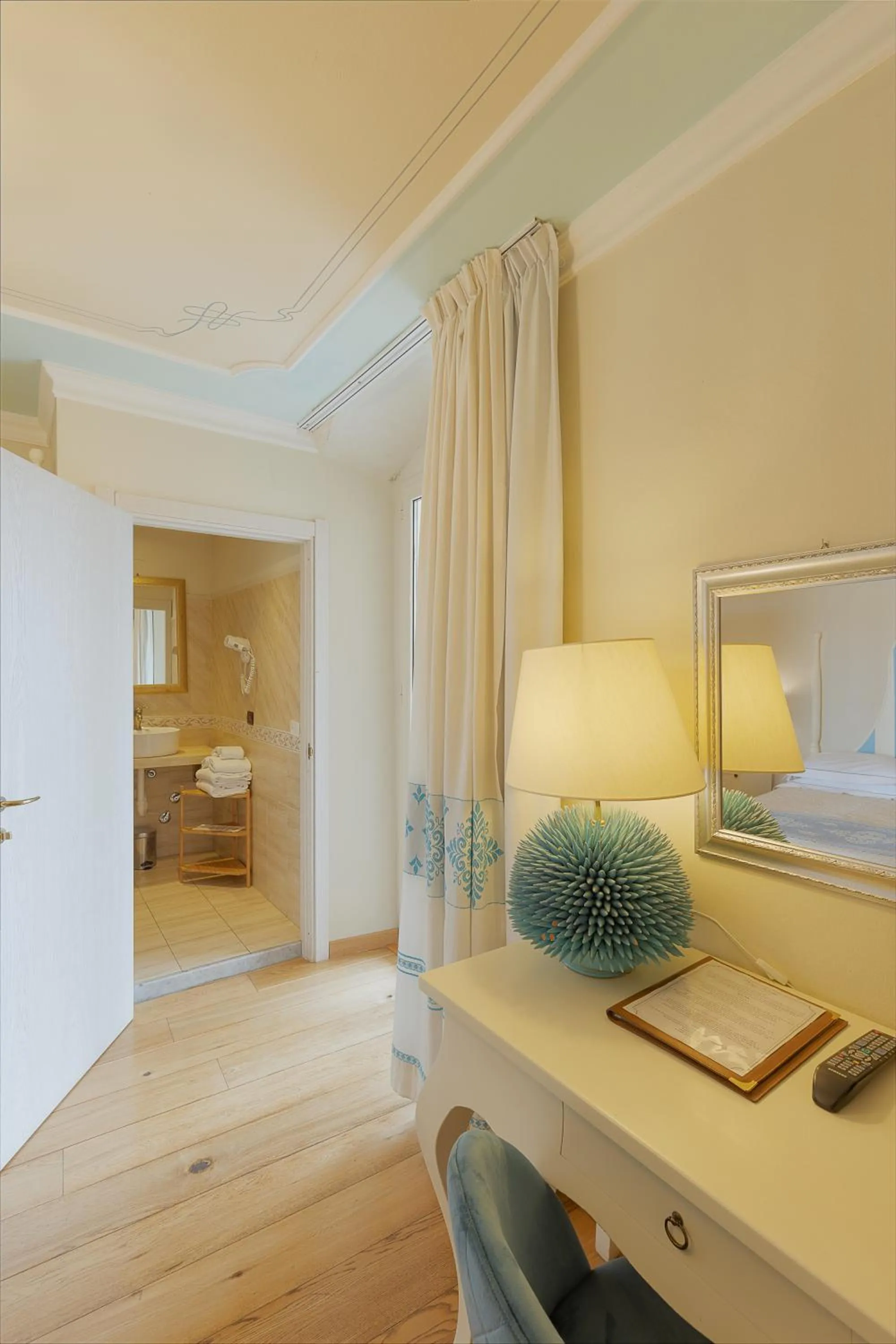 Photo of the whole room, Bed in Palazzo Pischedda