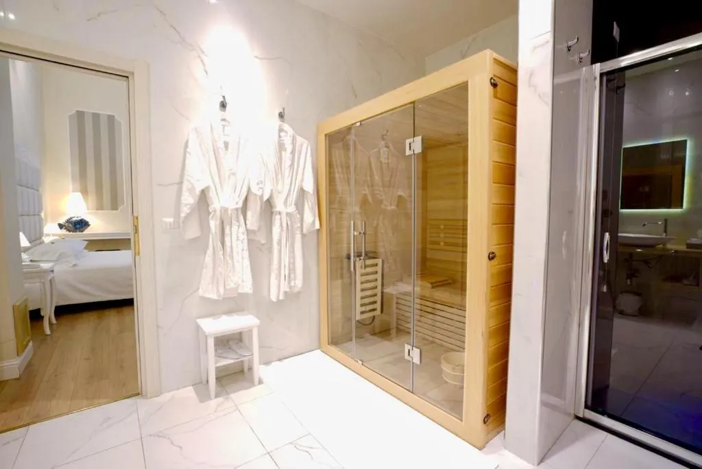 Shower, Bed in Palazzo Pischedda