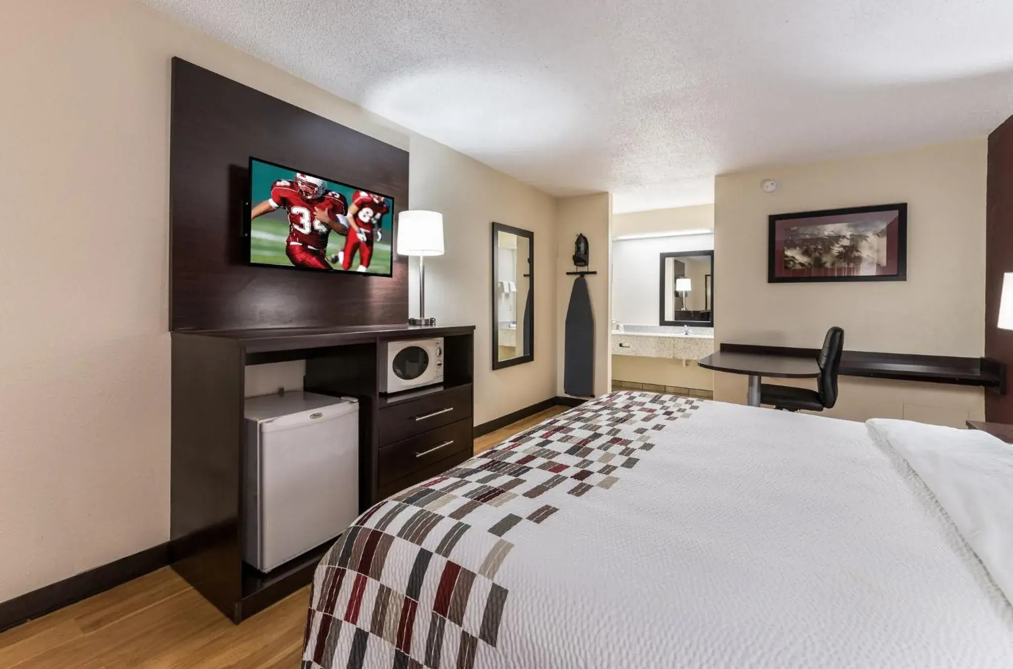 Superior King Room - Non-Smoking in Red Roof Inn Indianapolis - Castleton Superior King Room - Non-Smoking in Red Roof Inn Indianapolis - Castleton