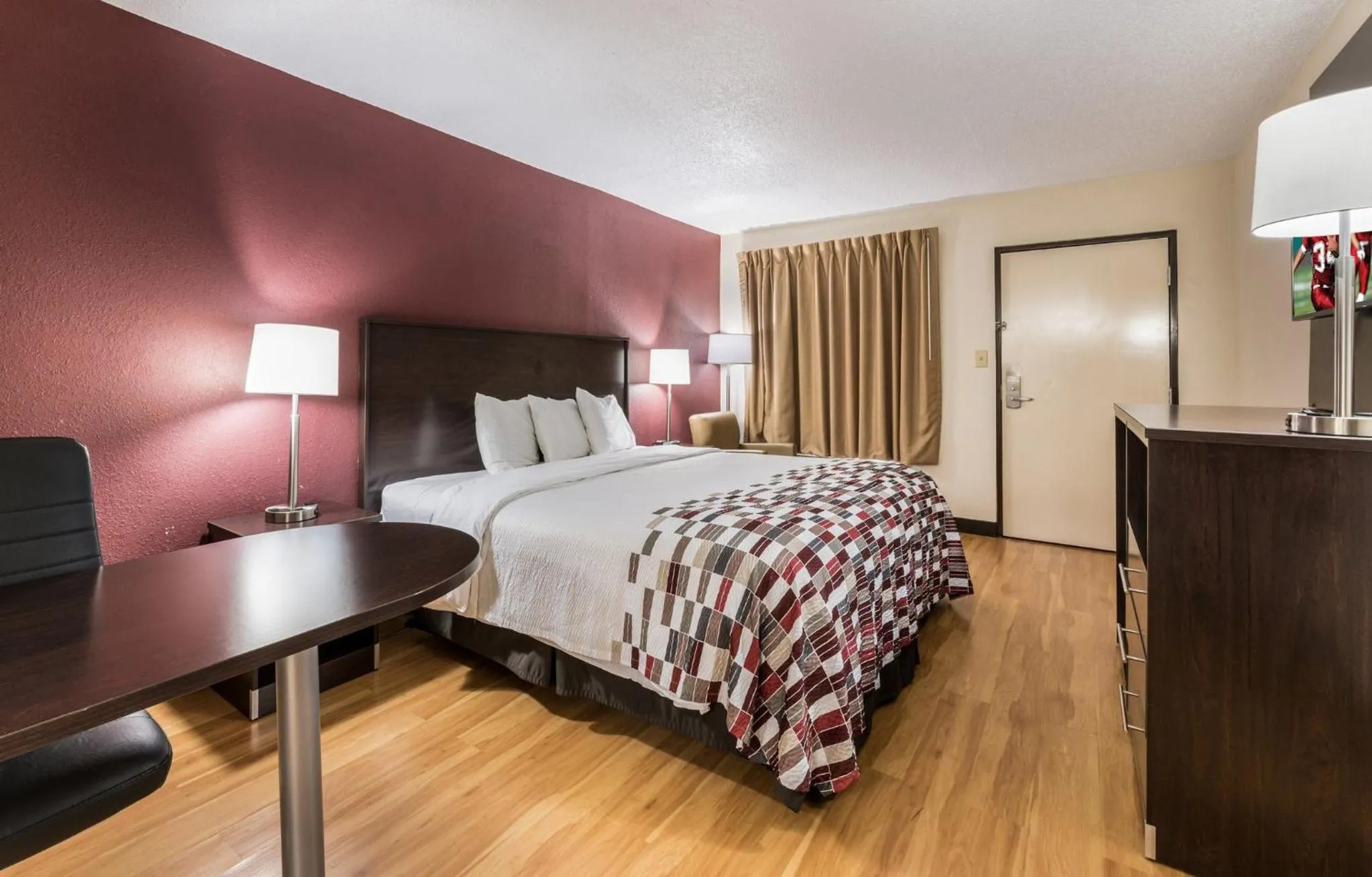 Photo of the whole room, Bed in Red Roof Inn Indianapolis - Castleton