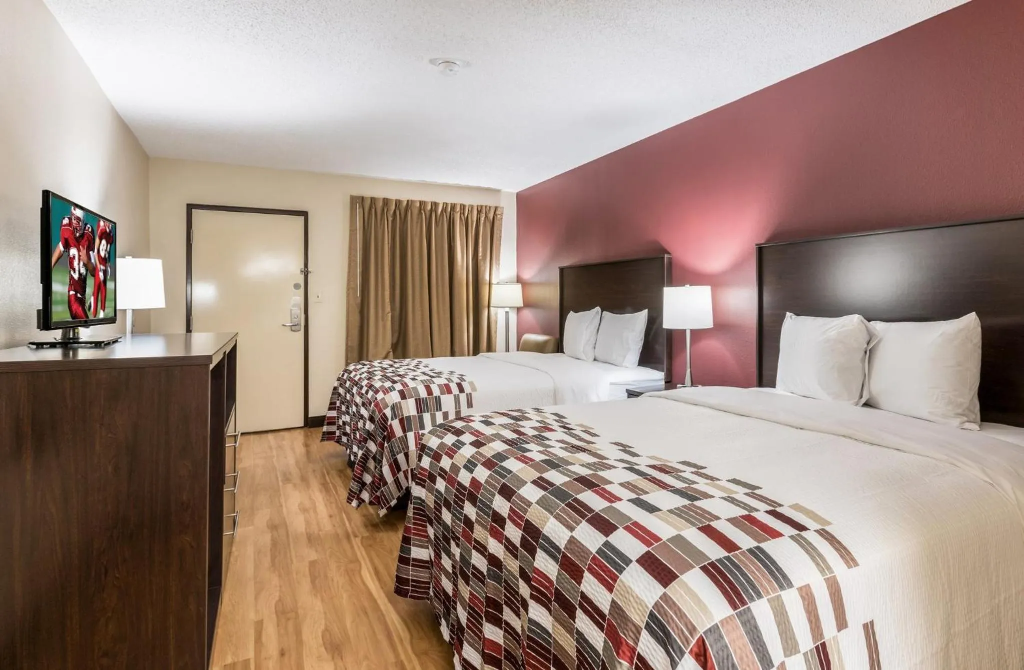 Photo of the whole room, Bed in Red Roof Inn Indianapolis - Castleton