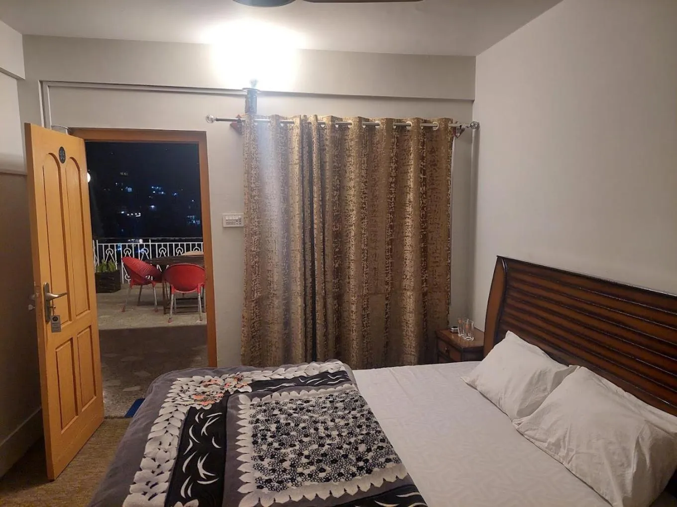 Bed in Shalimar Hotel