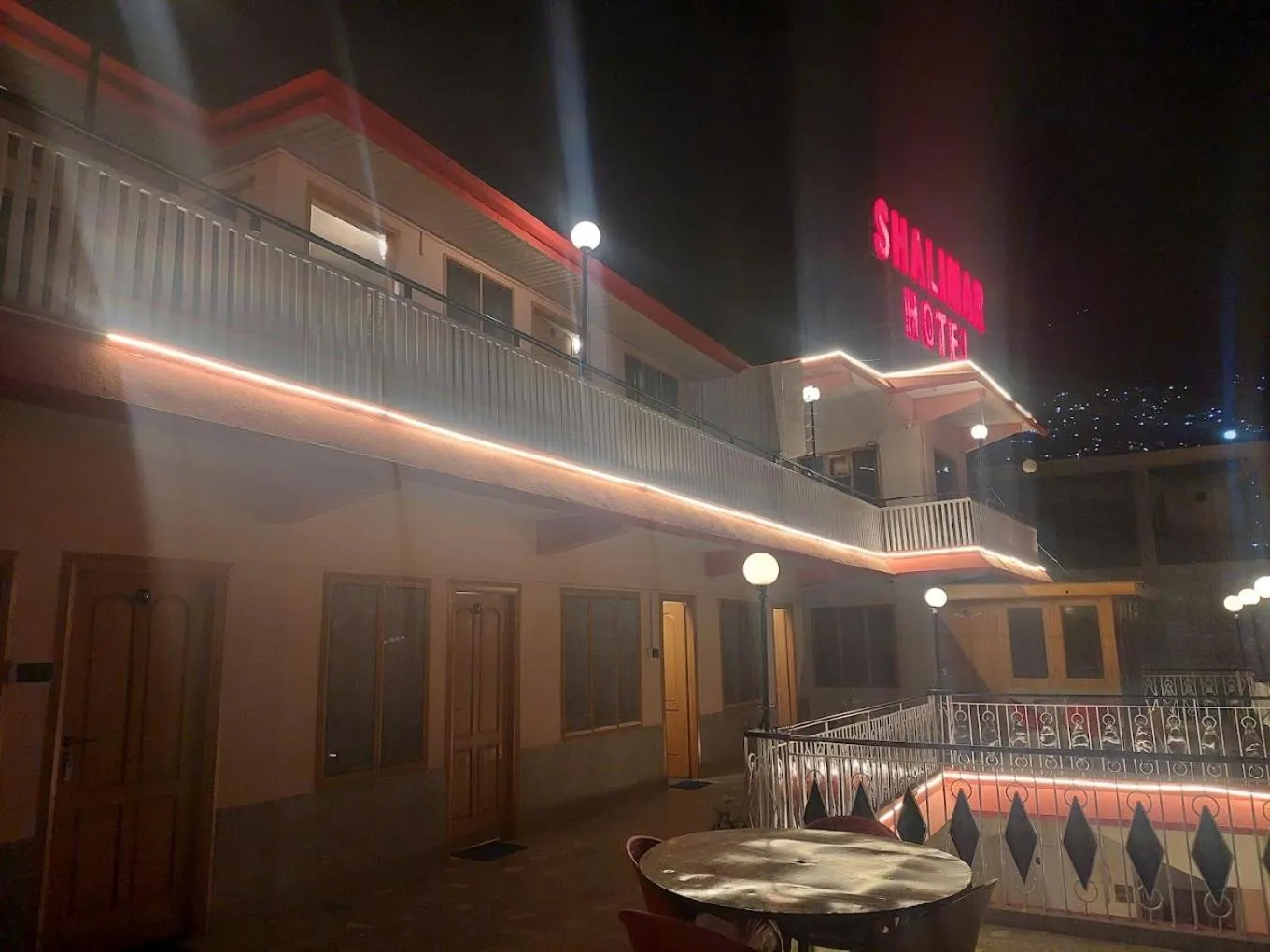 Restaurant/places to eat in Shalimar Hotel