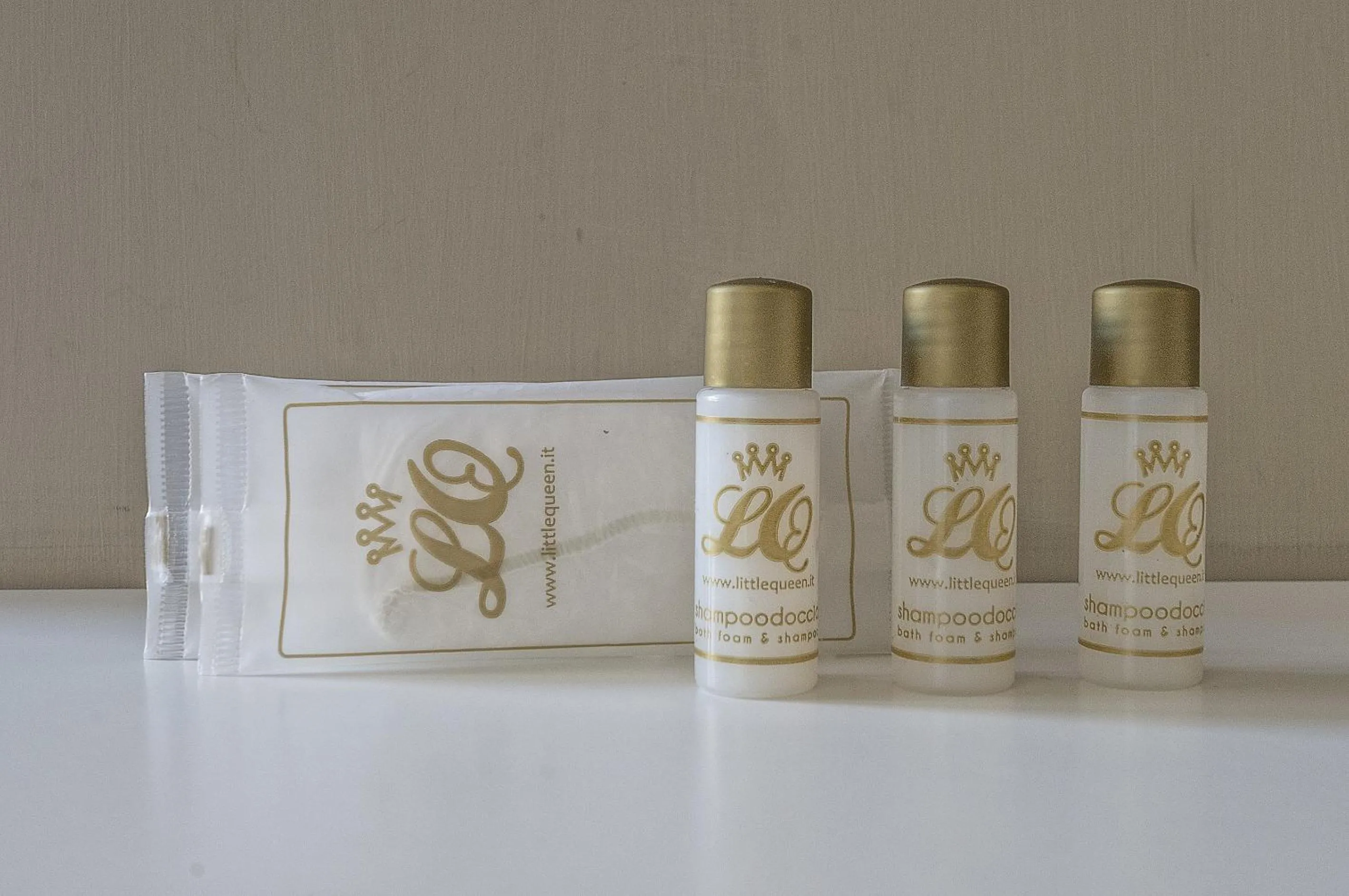 Logo/Certificate/Sign in Little Queen Relais