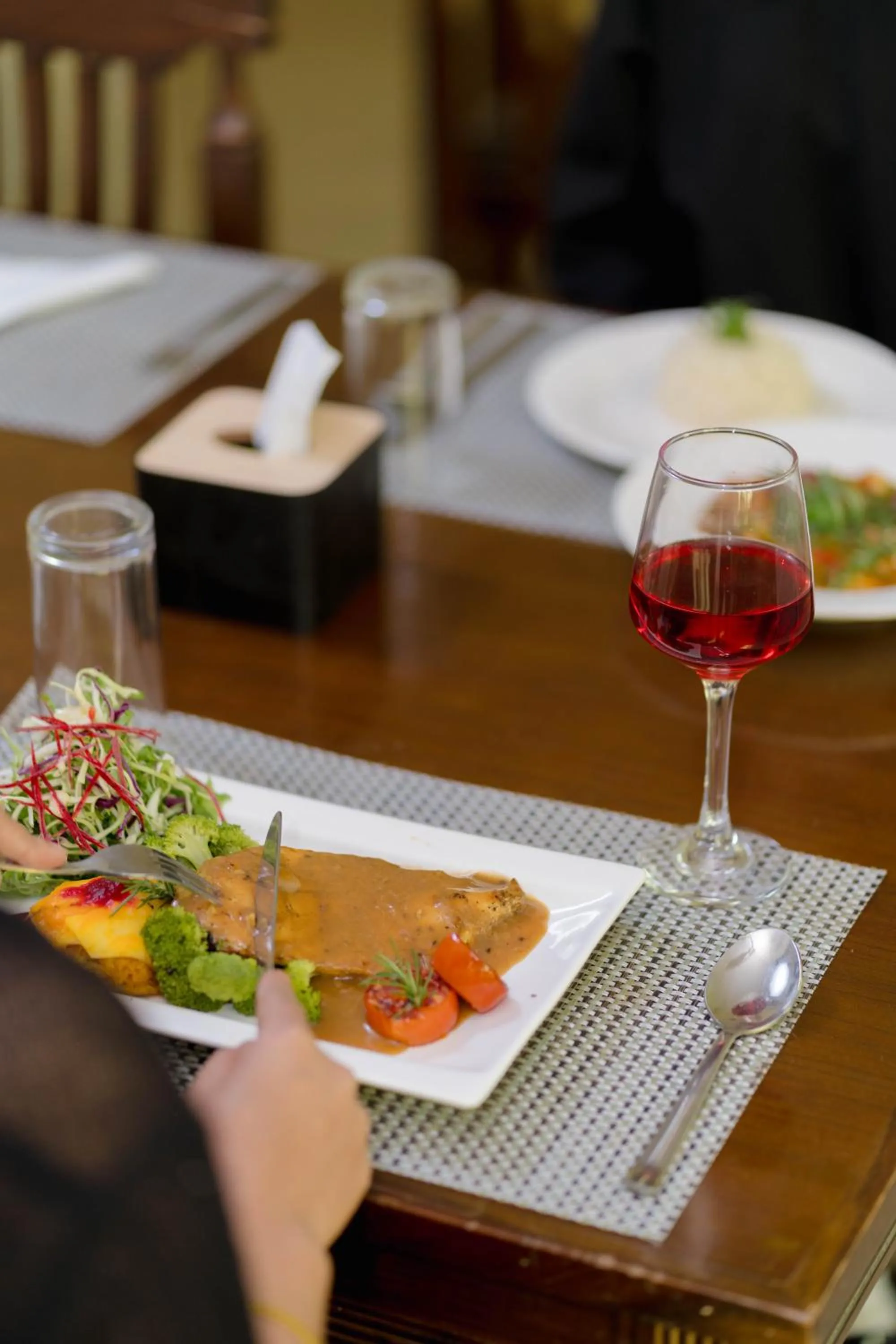 Restaurant/places to eat in Bojinee Resort