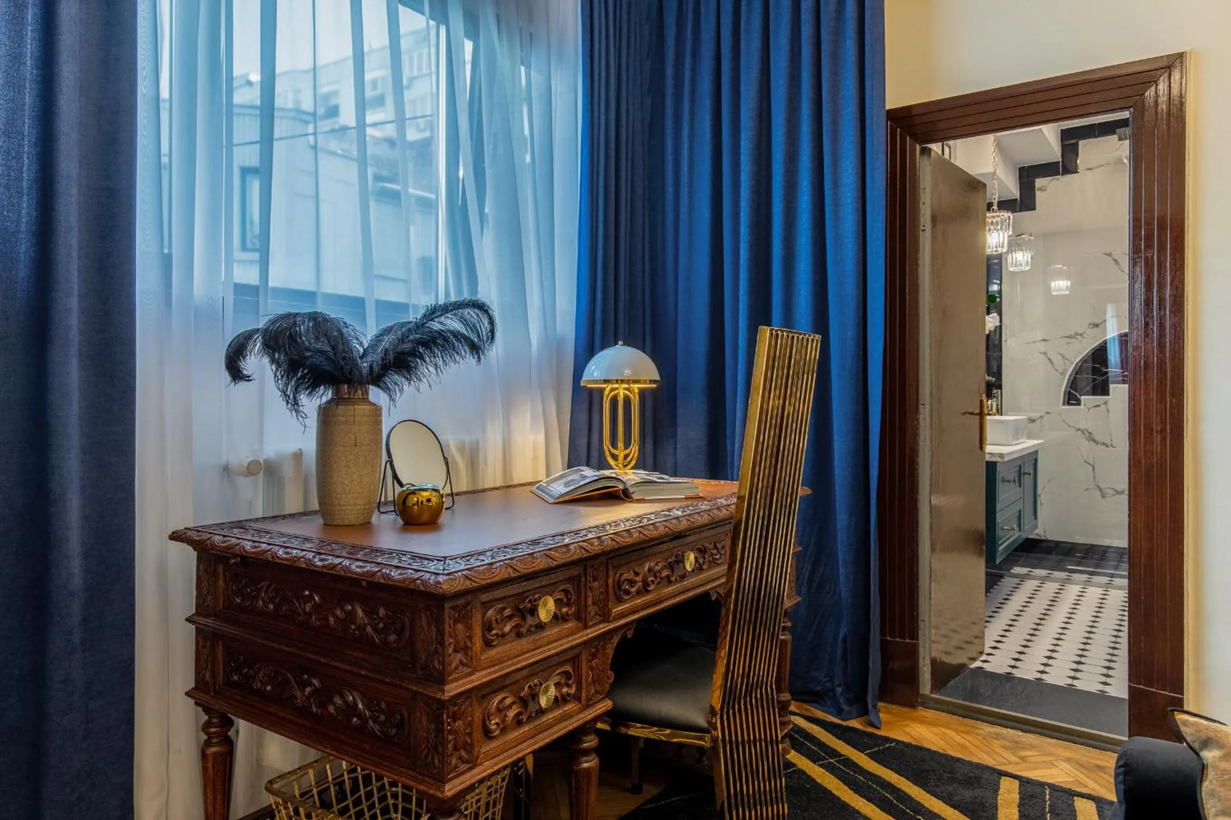 Seating area in The Great Gatsby