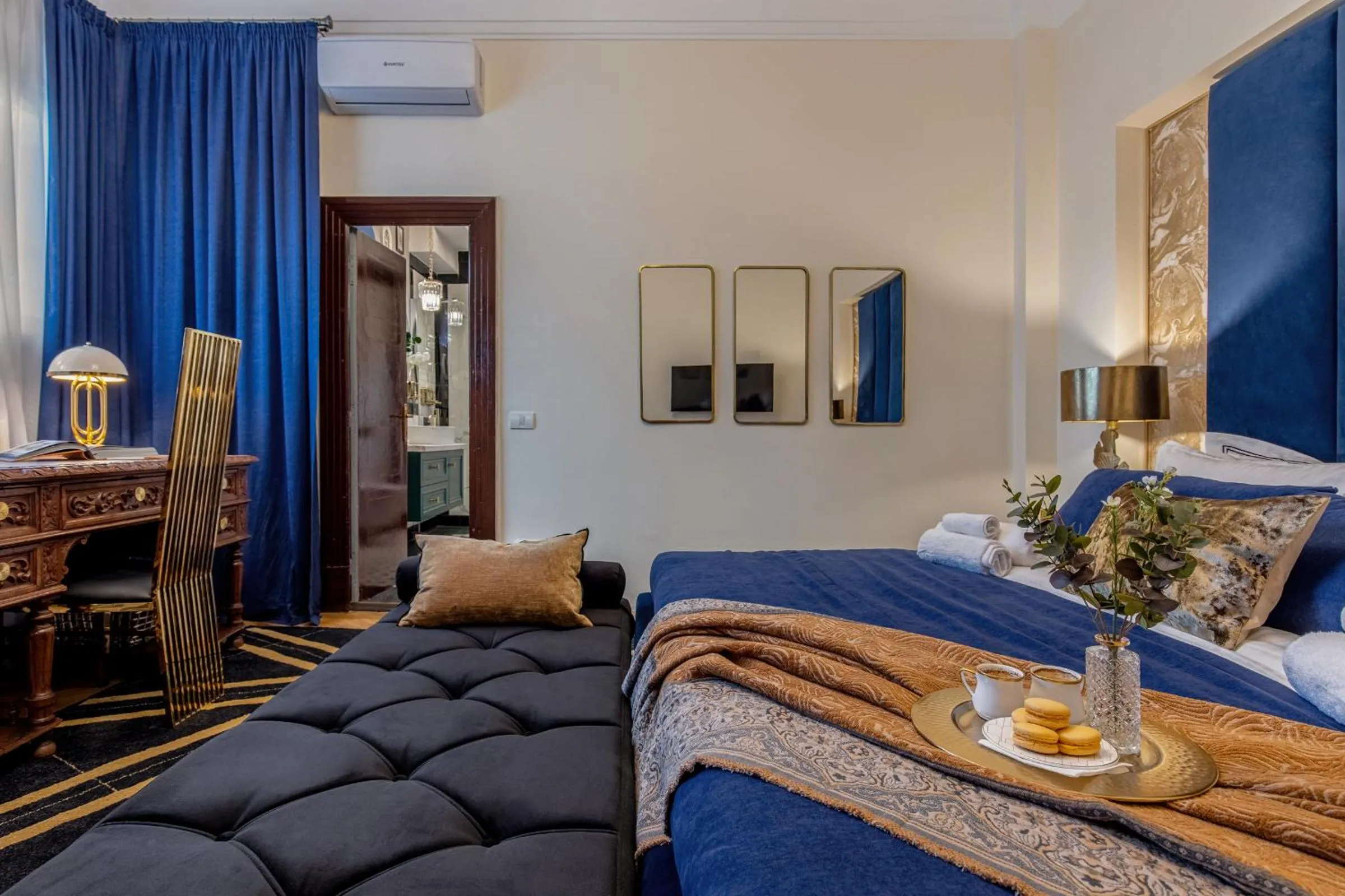 Photo of the whole room, Bed in The Great Gatsby