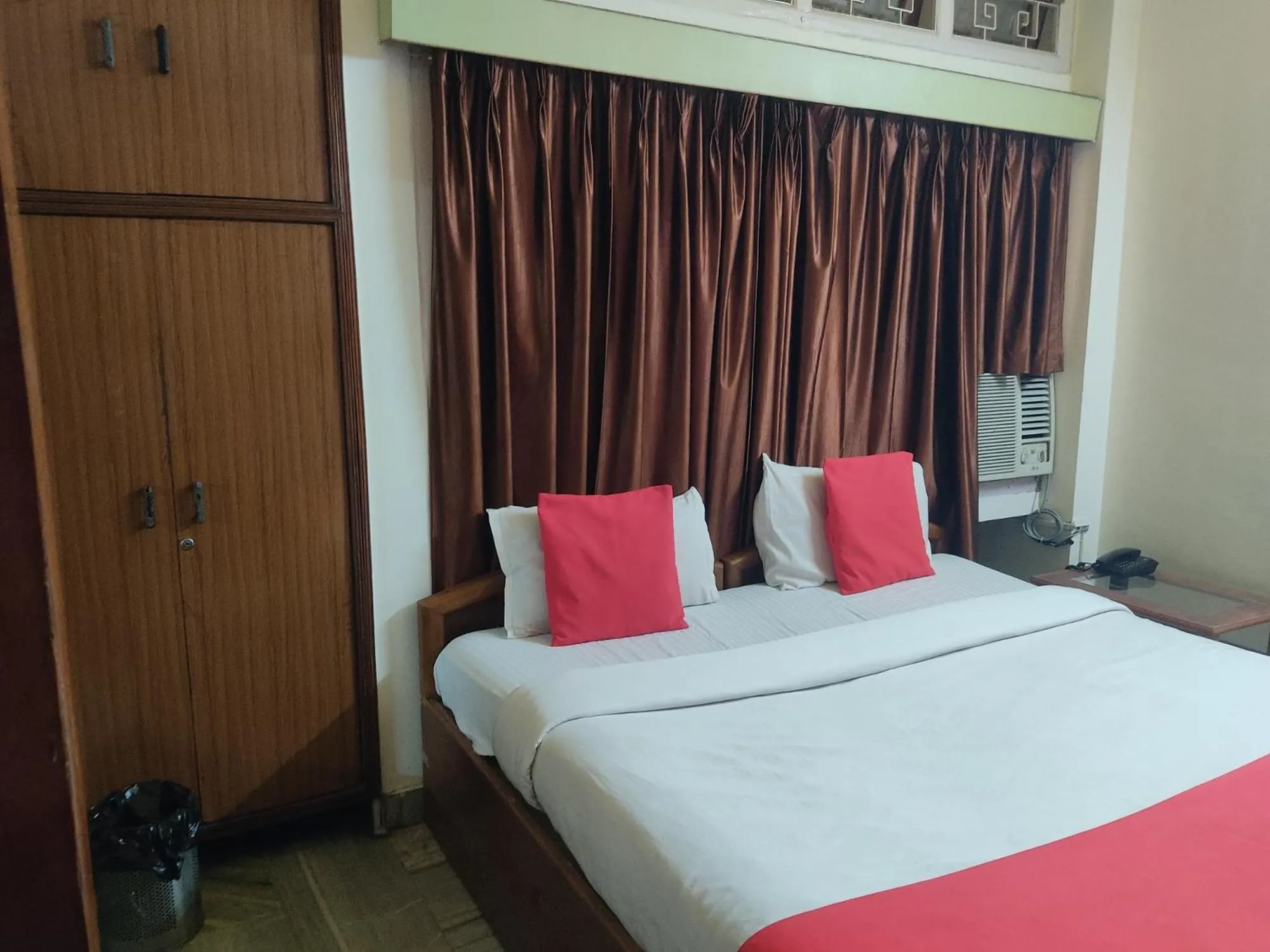 Bed in Holiday Inn Guest House Near Nemcare Hospital