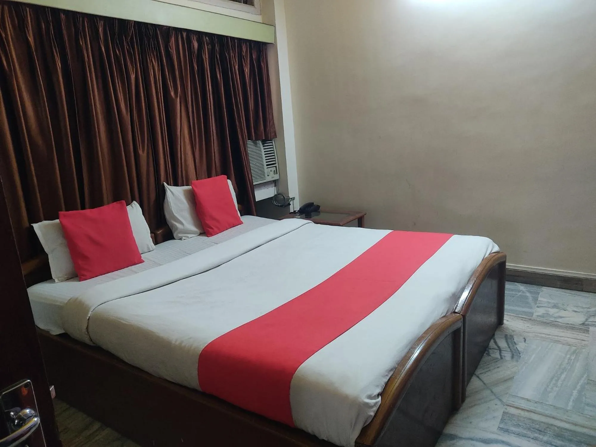 Bed in Holiday Inn Guest House Near Nemcare Hospital