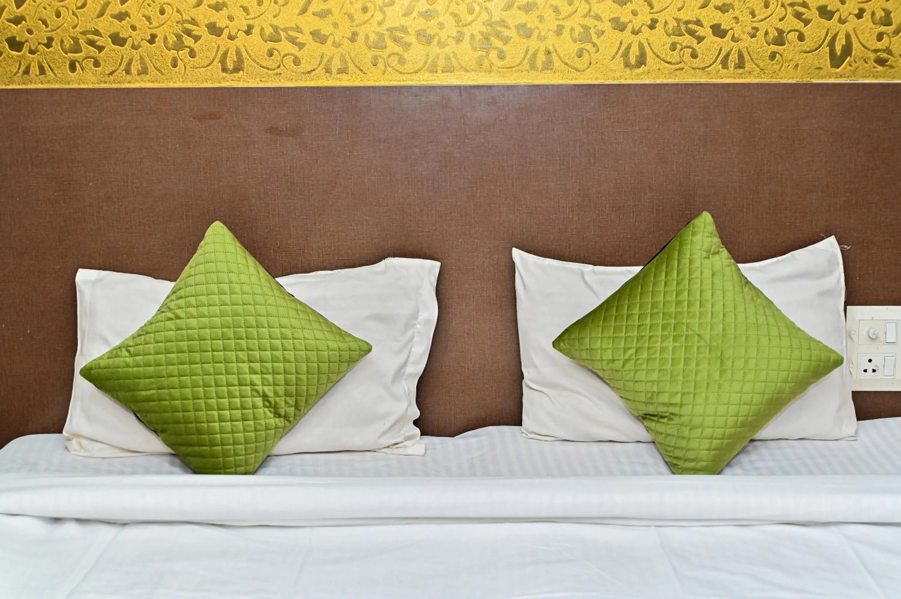 Bed in Holiday Inn Guest House Near Nemcare Hospital