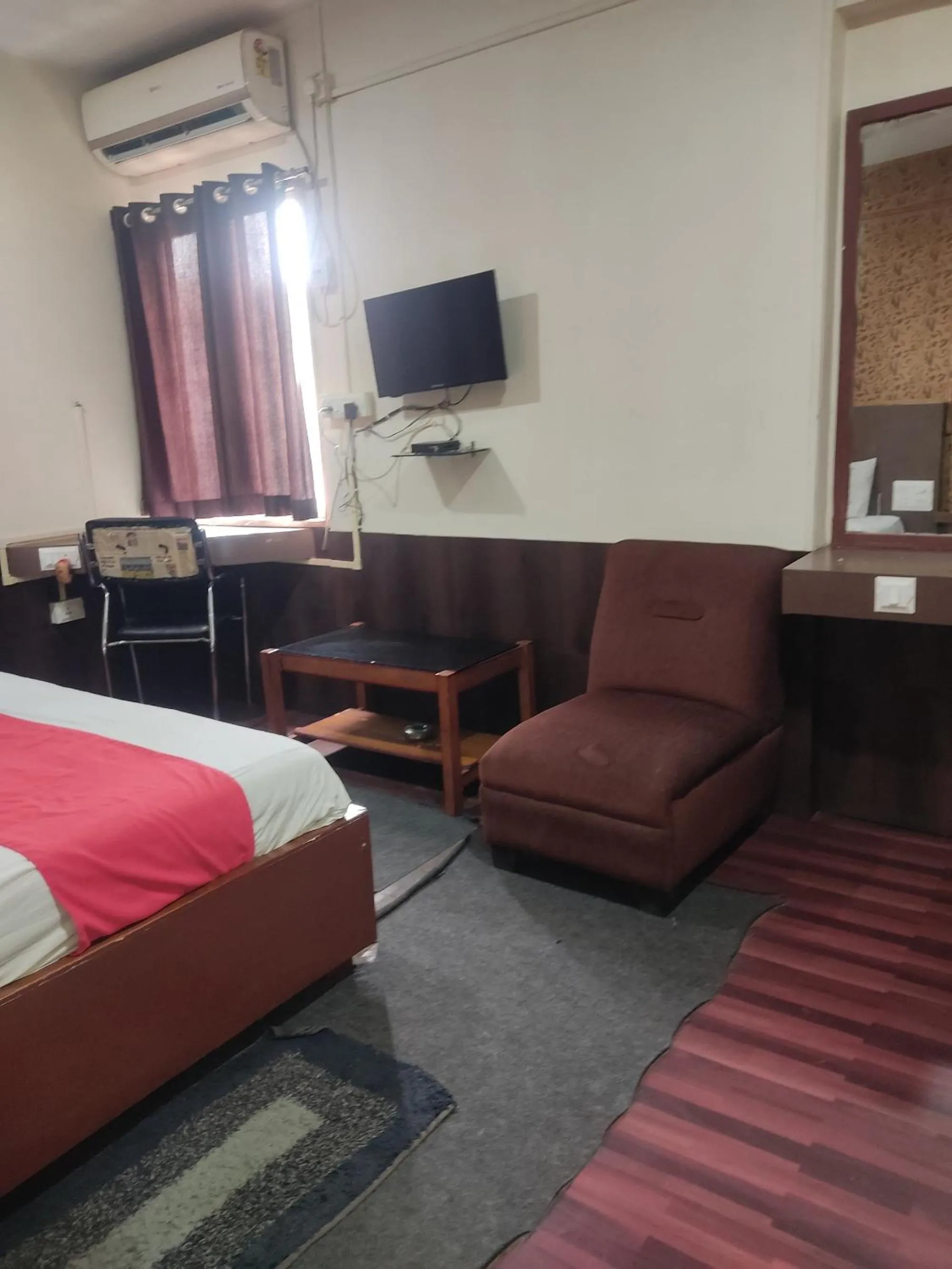 Bed in Holiday Inn Guest House Near Nemcare Hospital