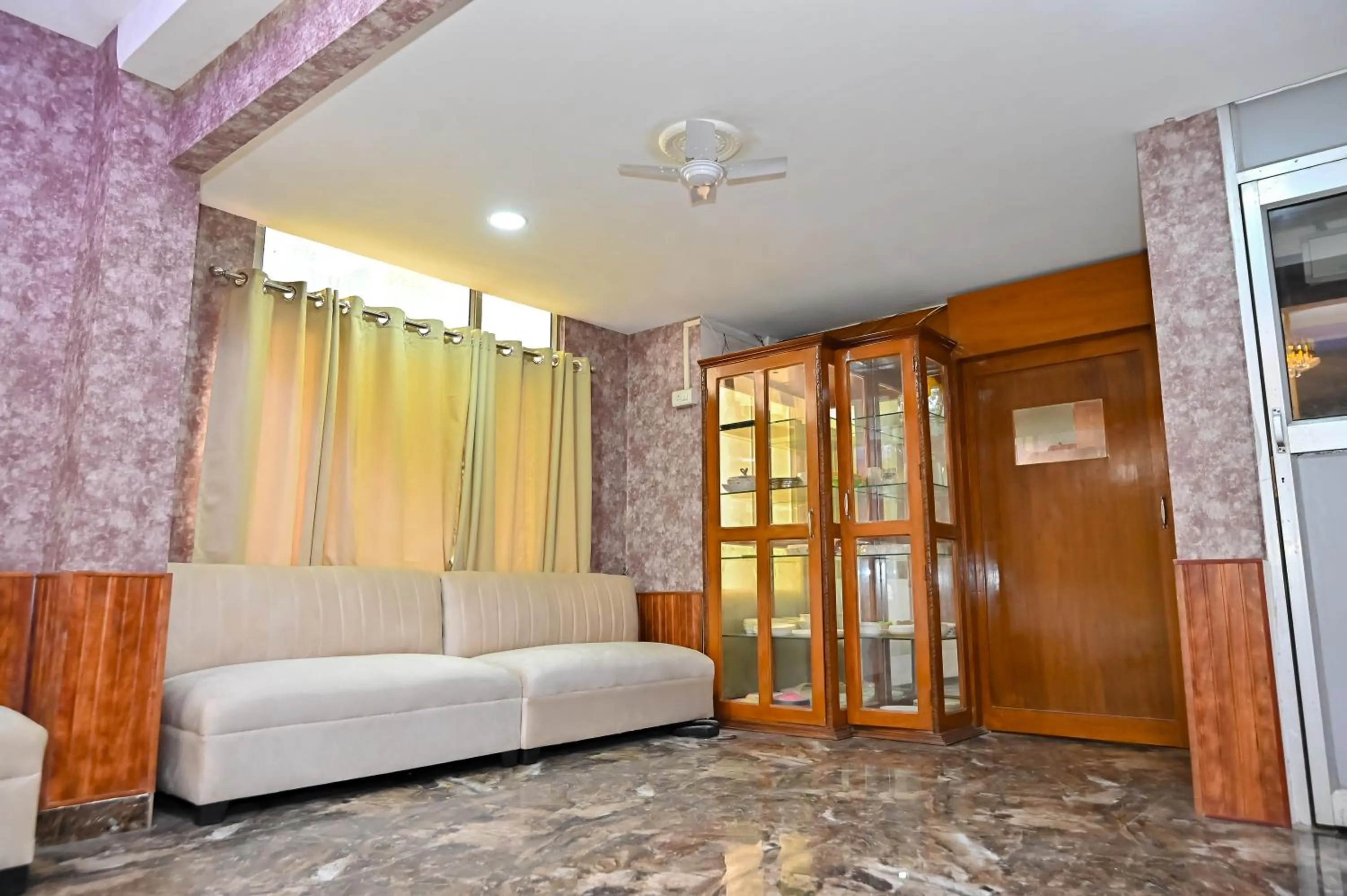 Seating area in Holiday Inn Guest House Near Nemcare Hospital