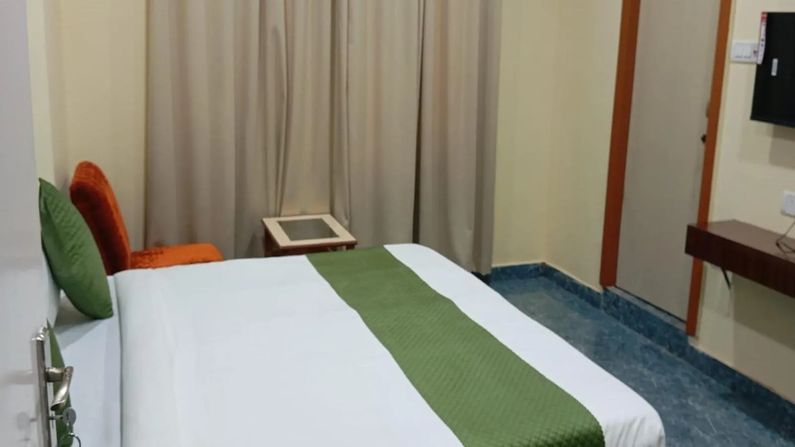 Bed in Holiday Inn Guest House Near Nemcare Hospital