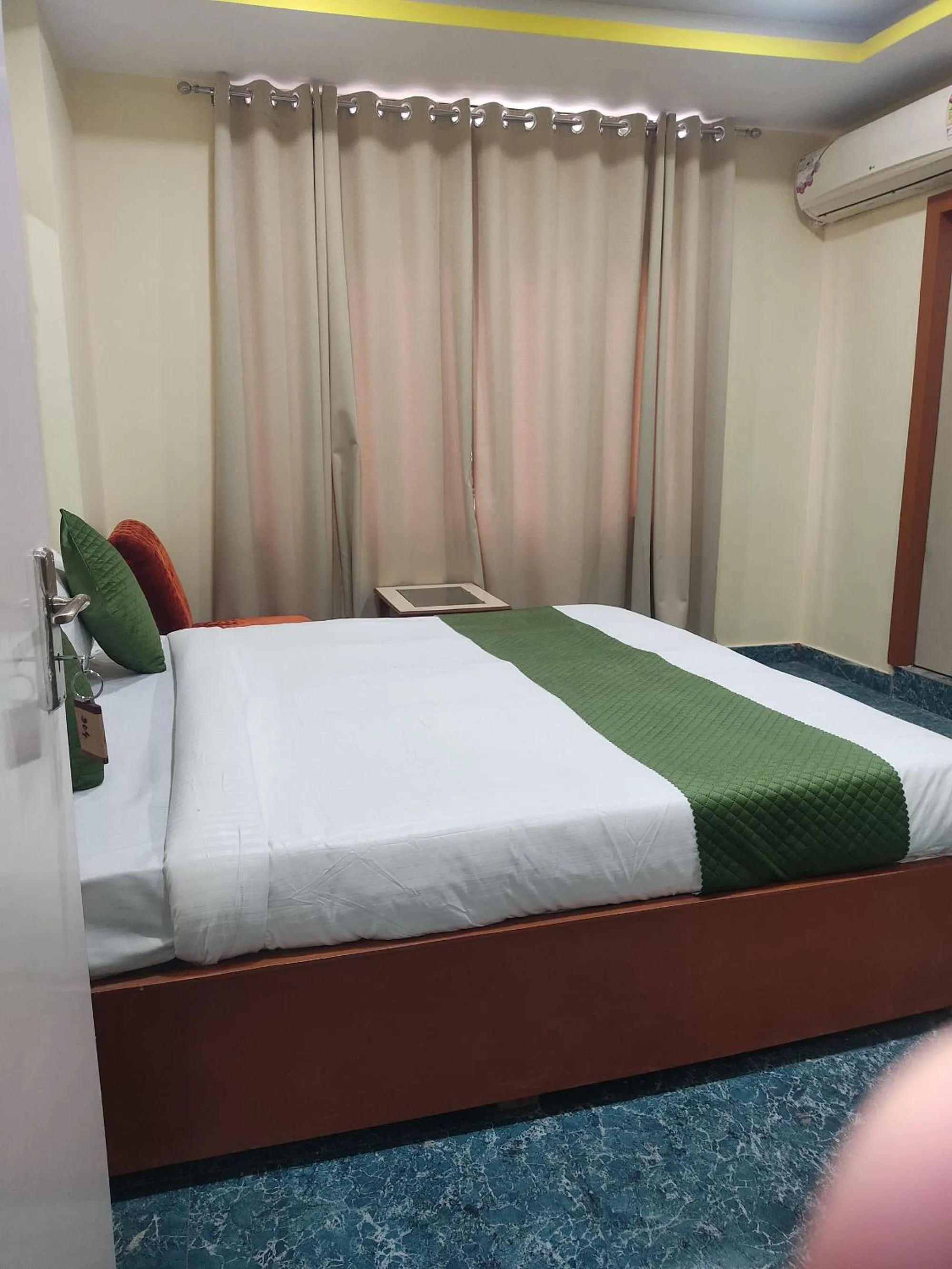 Bed in Holiday Inn Guest House Near Nemcare Hospital