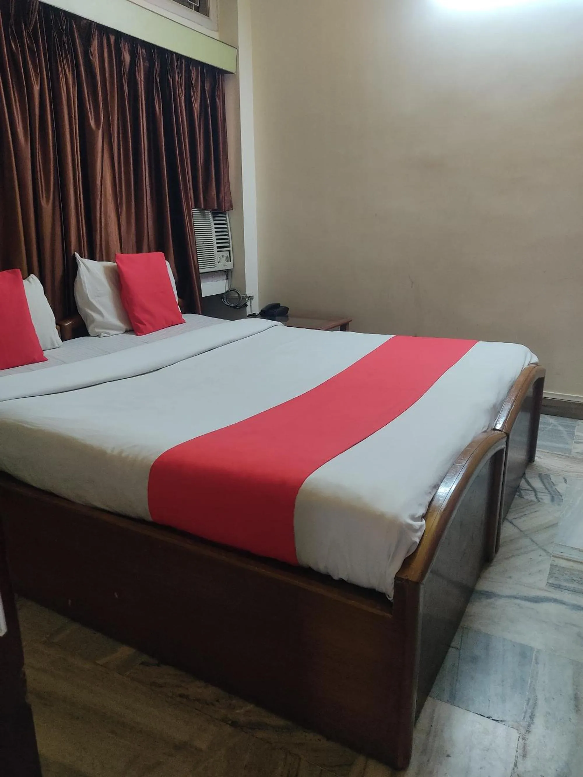 Bed in Holiday Inn Guest House Near Nemcare Hospital