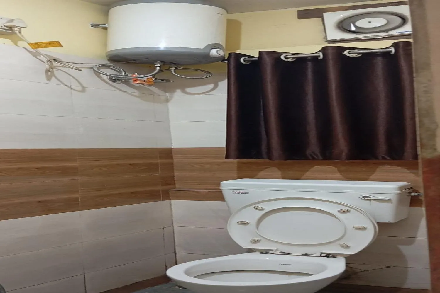 Bathroom in Holiday Inn Guest House Near Nemcare Hospital