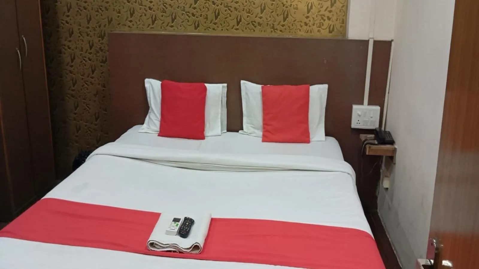Bed in Holiday Inn Guest House Near Nemcare Hospital