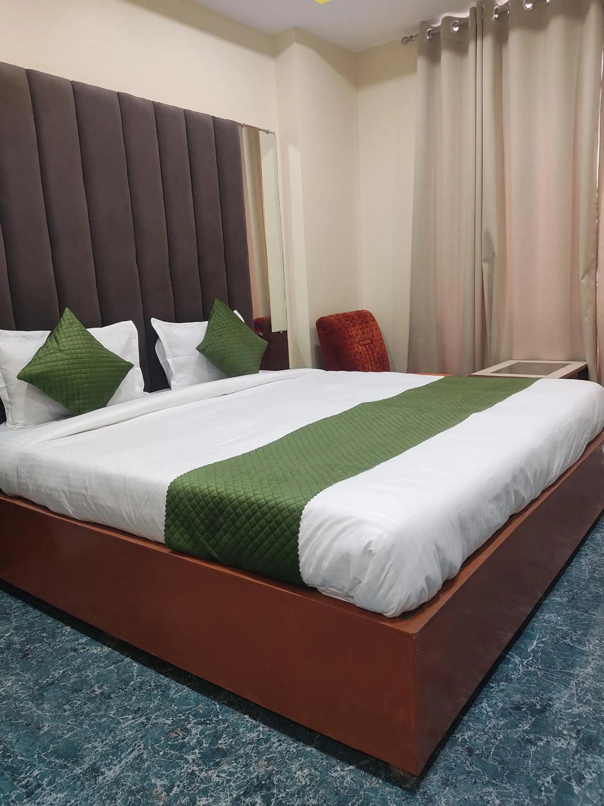 Bed in Holiday Inn Guest House Near Nemcare Hospital