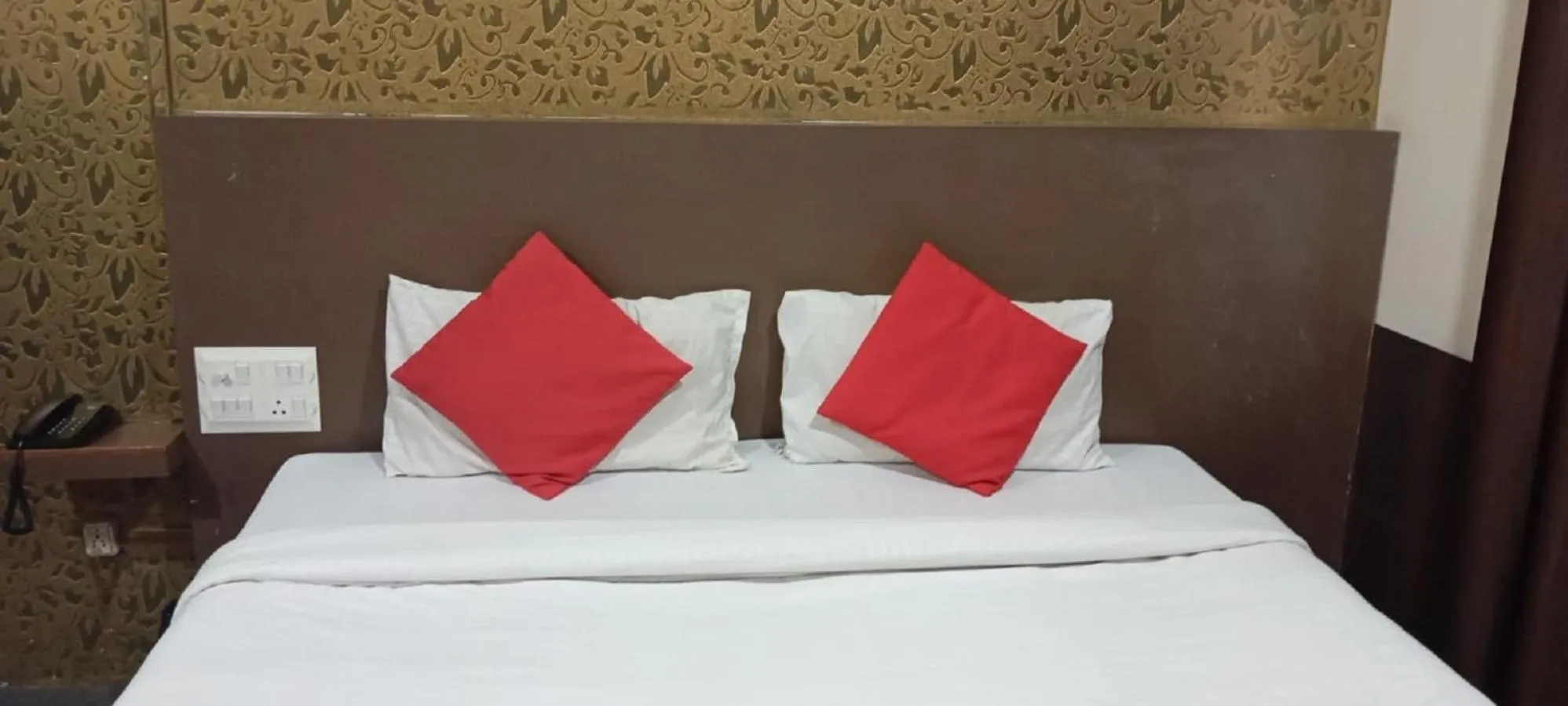 Bed in Holiday Inn Guest House Near Nemcare Hospital