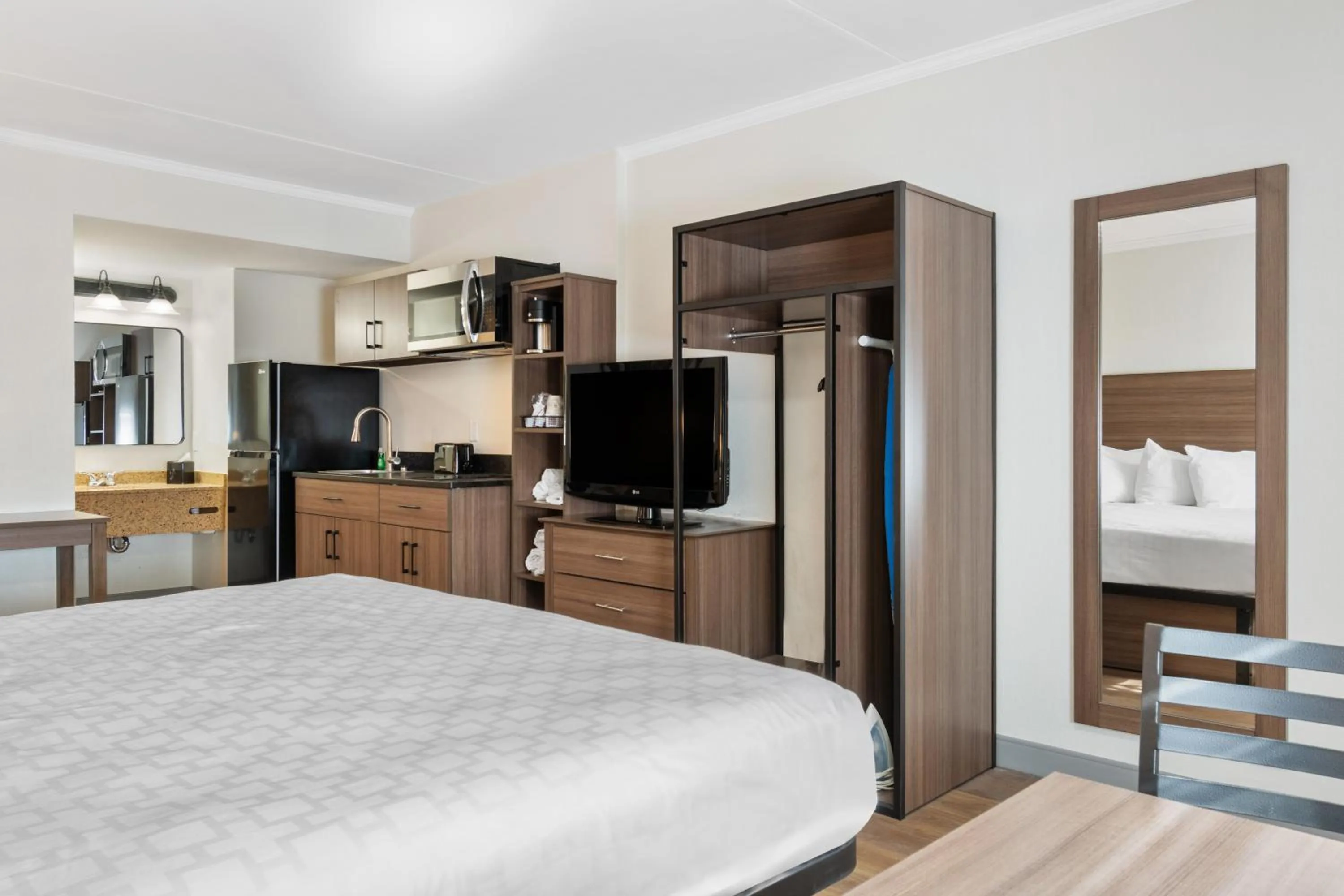 Kitchen or kitchenette, Bed in SureStay Studio by Best Western Paradise Lancaster County