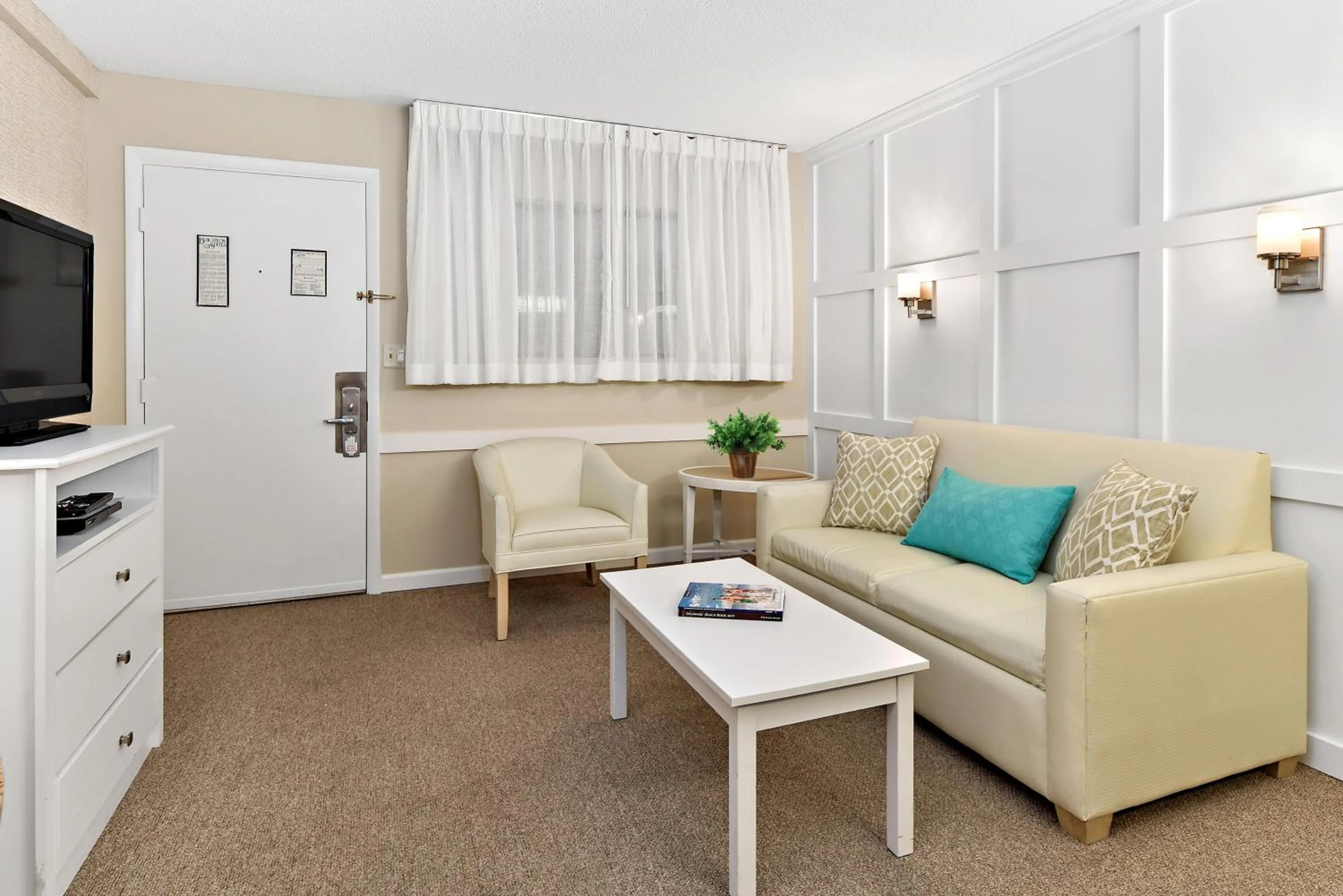 Living room in Brighton Suites Hotel