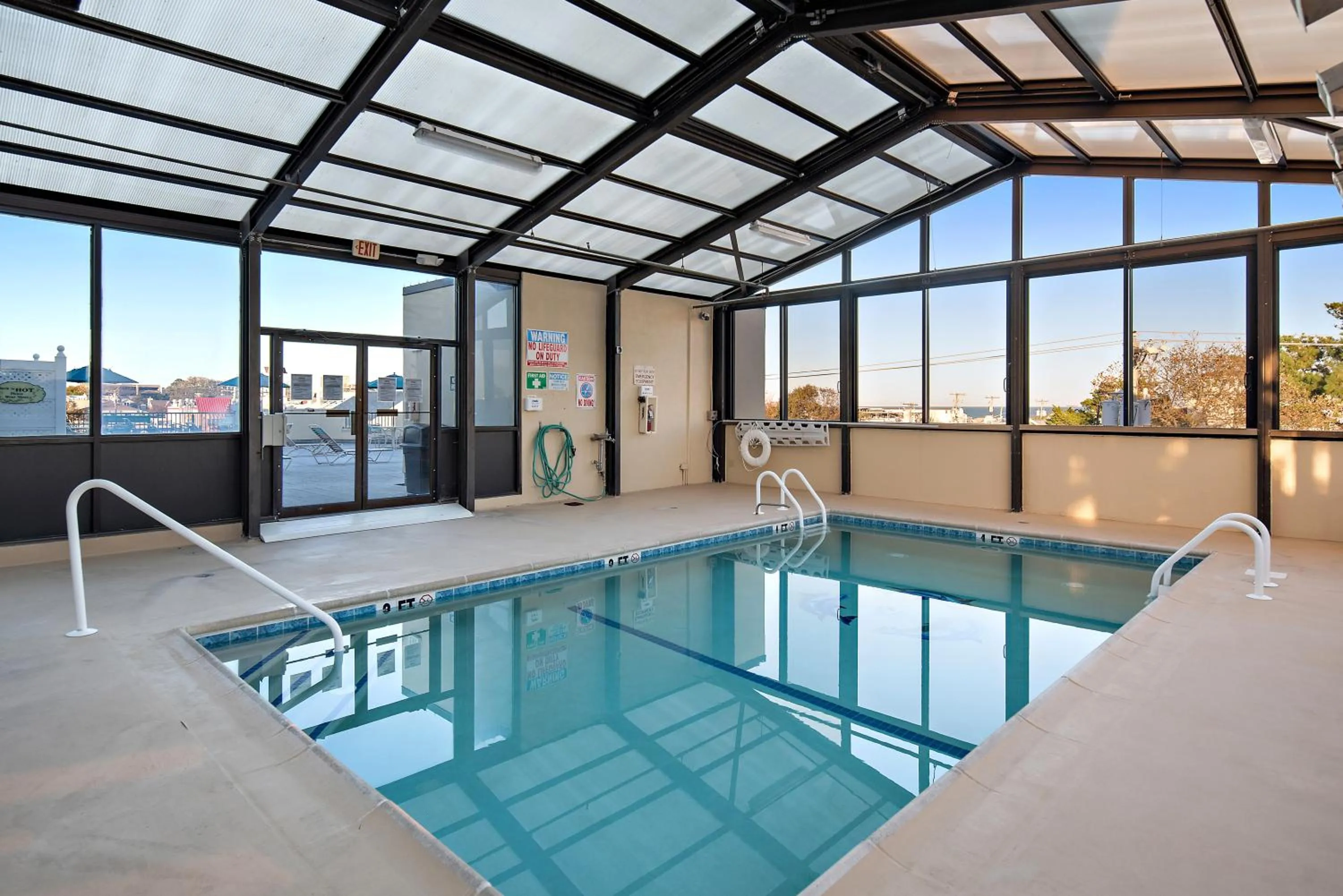 Swimming pool in Brighton Suites Hotel