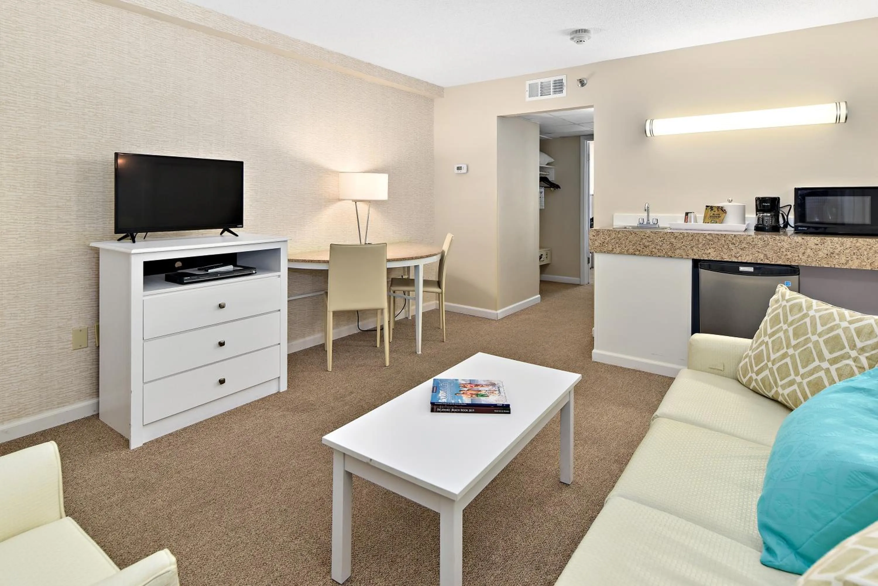 TV and multimedia in Brighton Suites Hotel