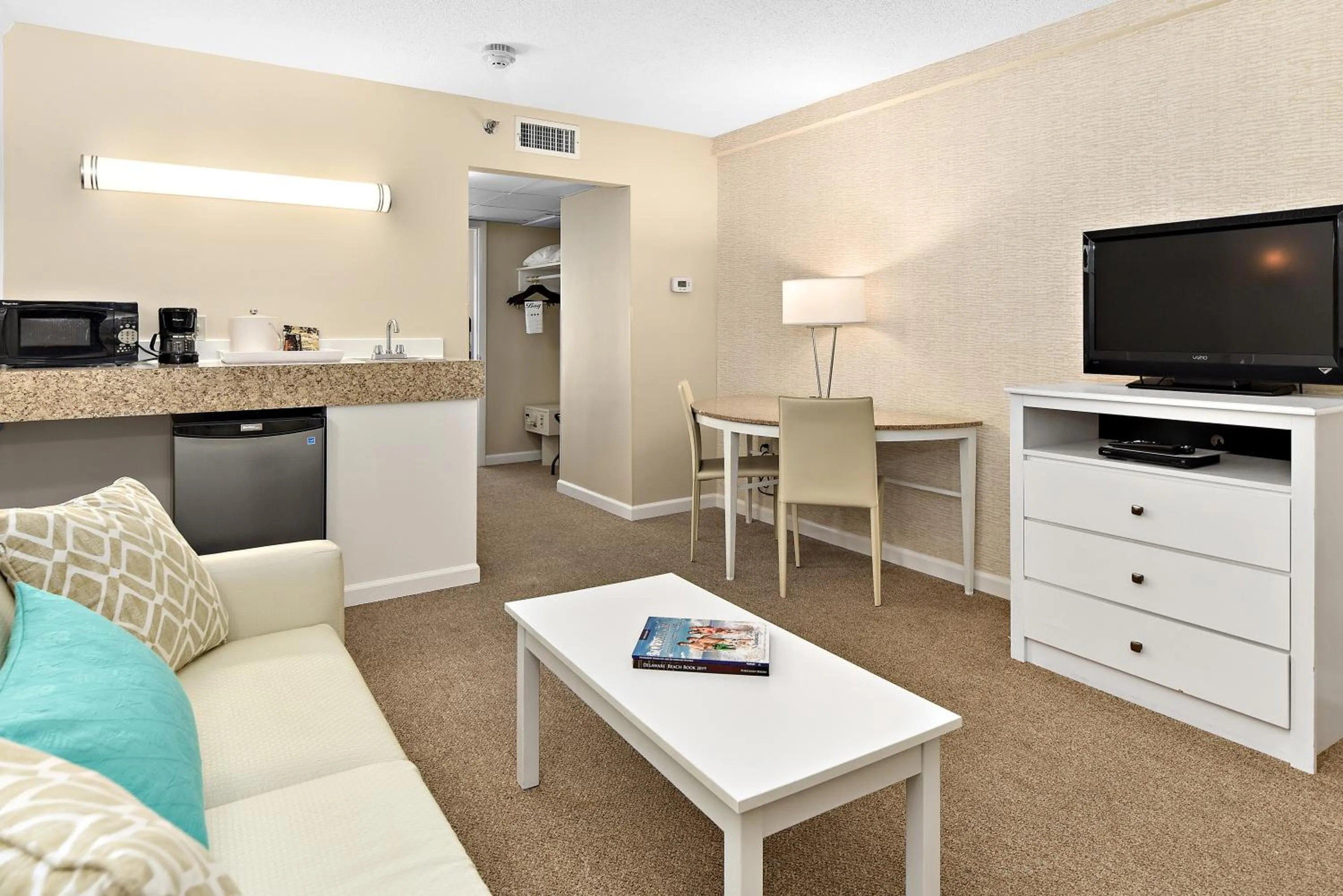 TV and multimedia in Brighton Suites Hotel