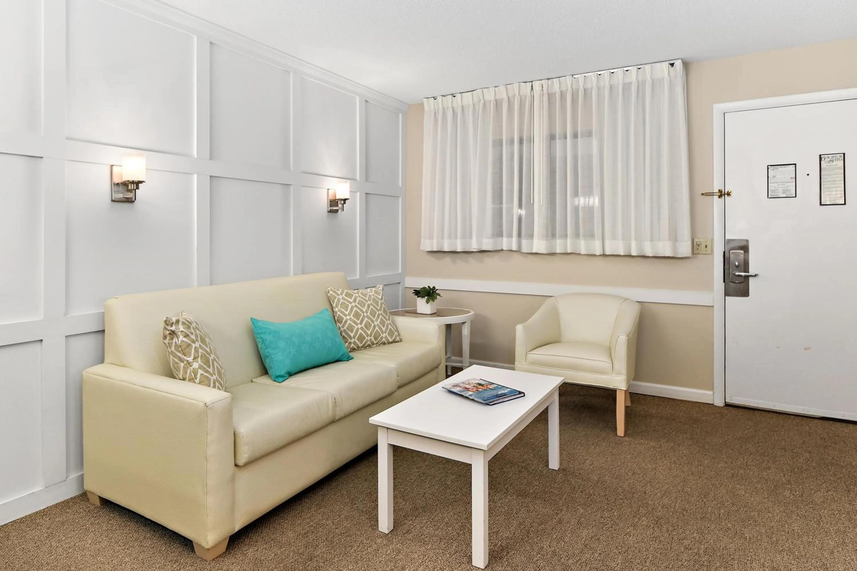 Living room in Brighton Suites Hotel