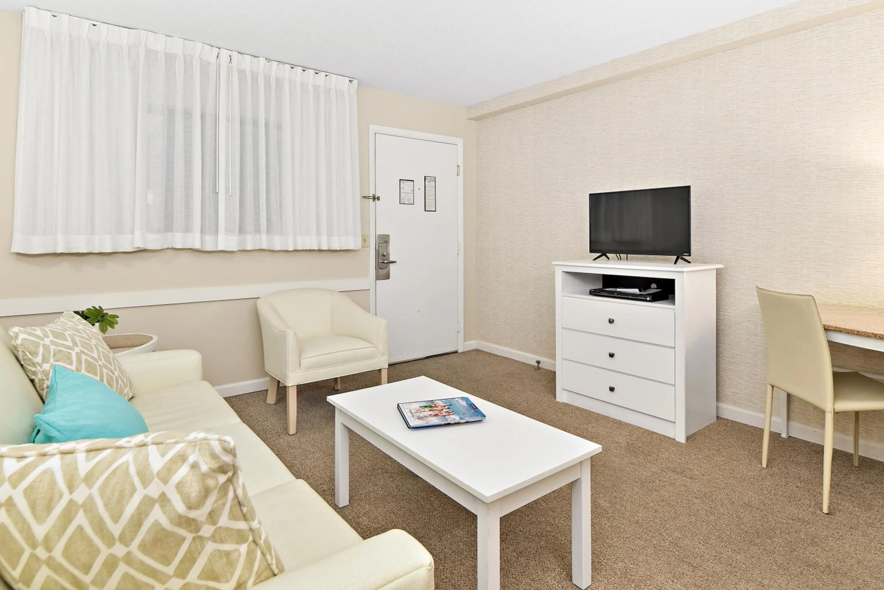 TV and multimedia in Brighton Suites Hotel