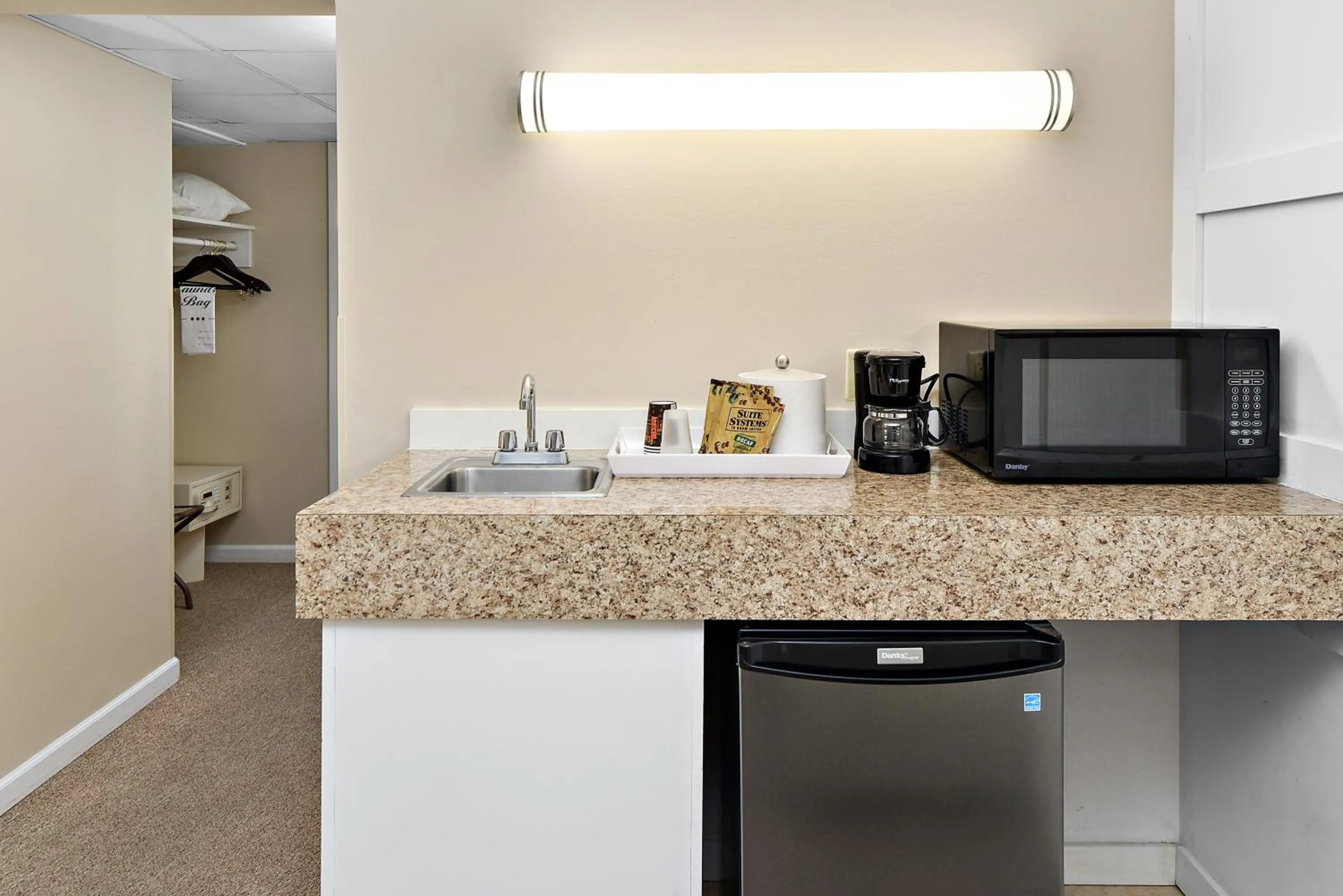 Coffee/tea facilities in Brighton Suites Hotel