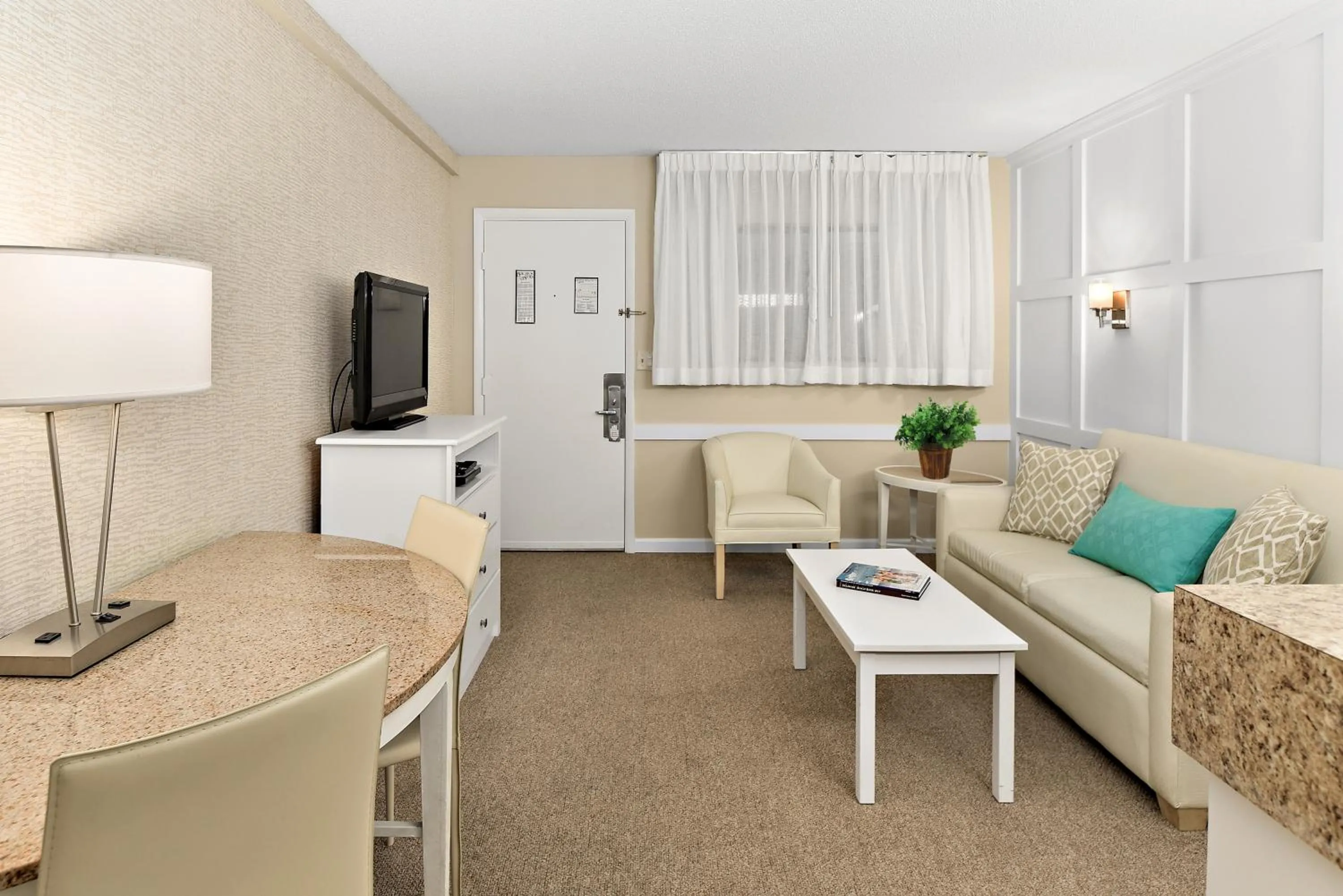 TV and multimedia in Brighton Suites Hotel